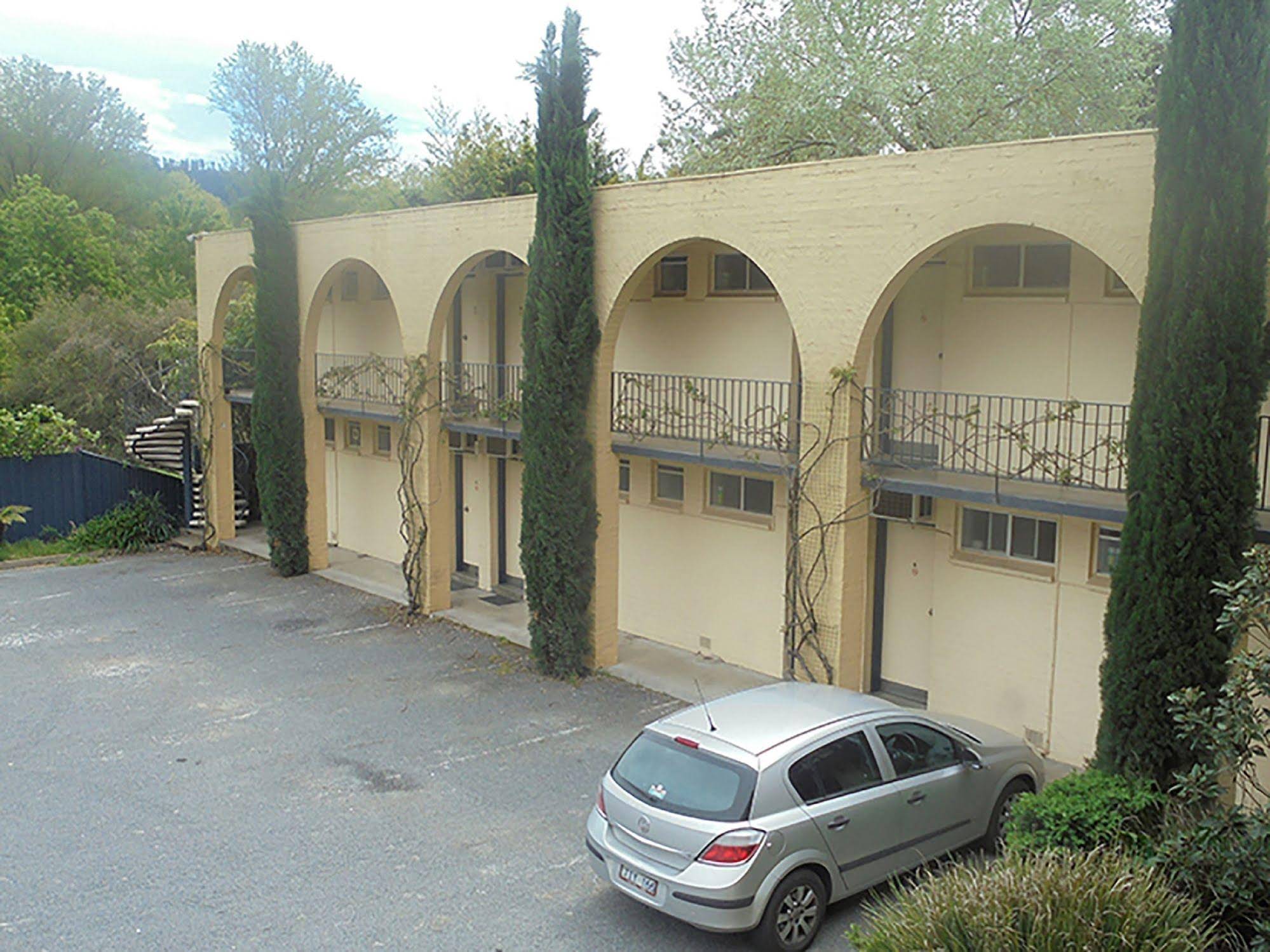 Riverbank Park Motel