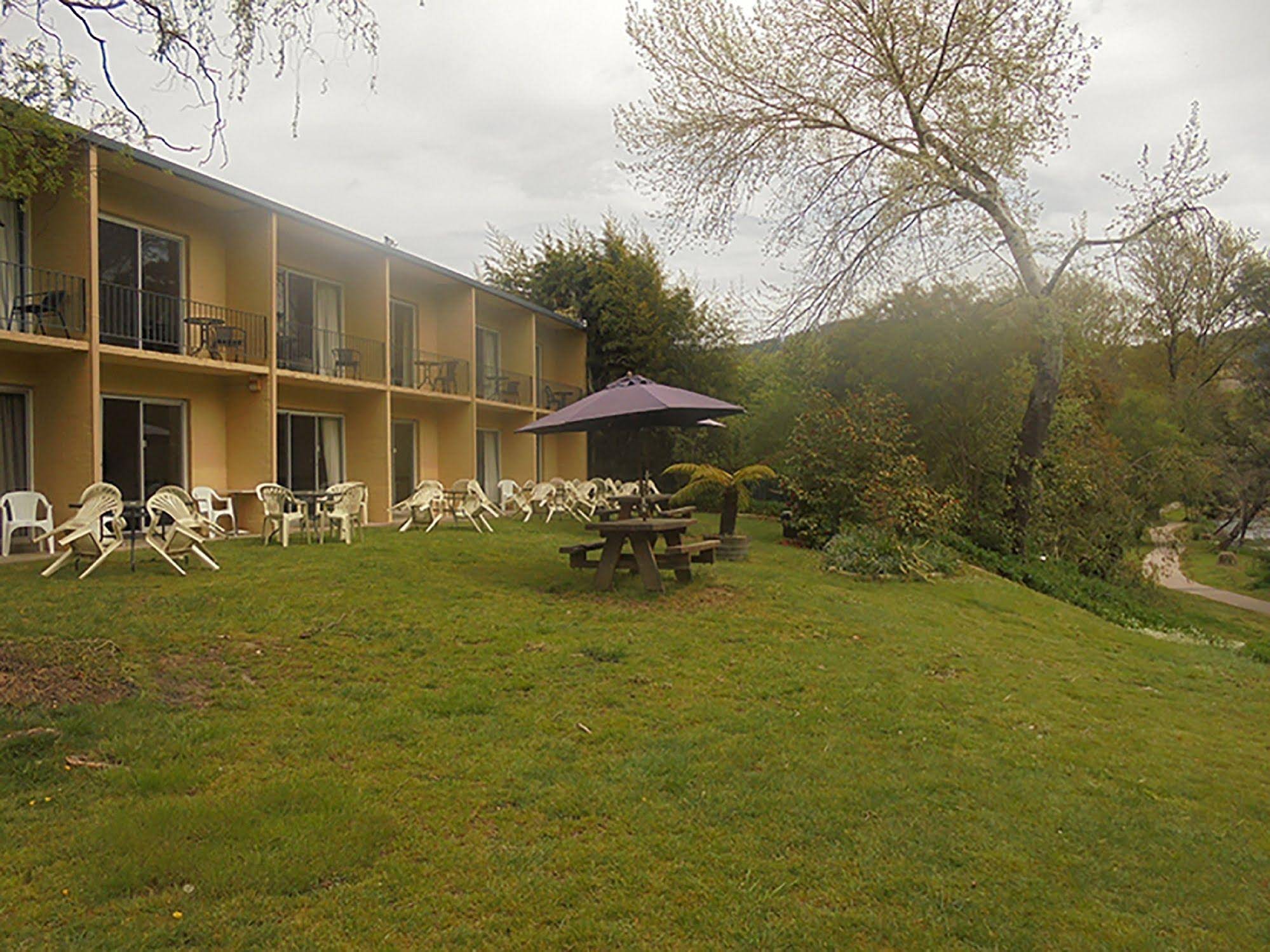 Riverbank Park Motel
