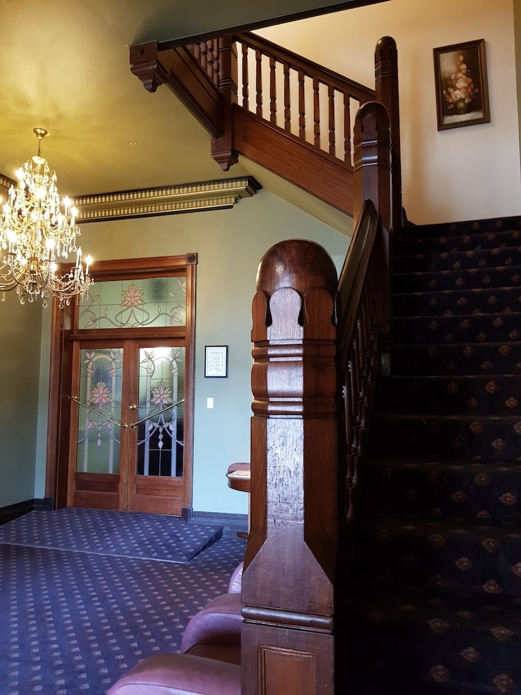 Madden's Commercial Hotel