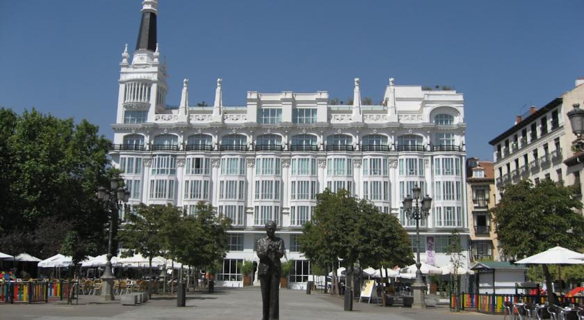 12 Rooms Hostal