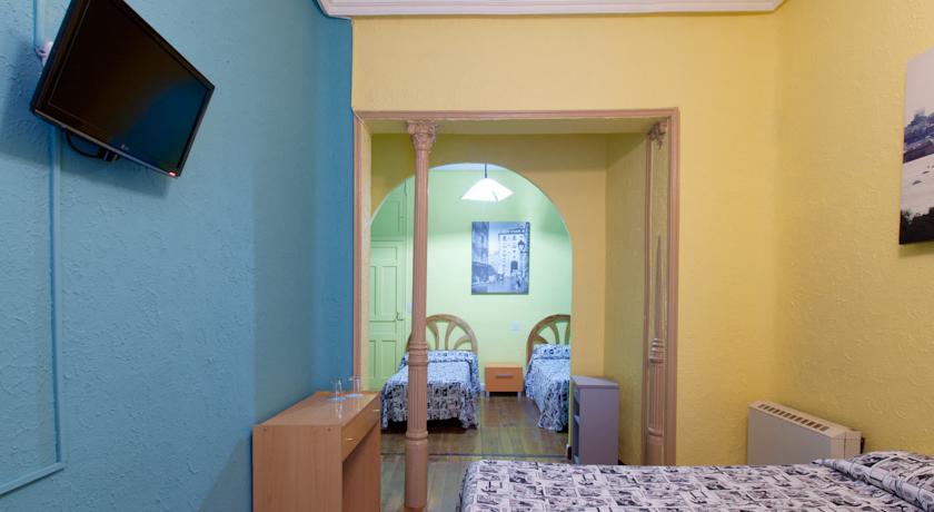 12 Rooms Hostal