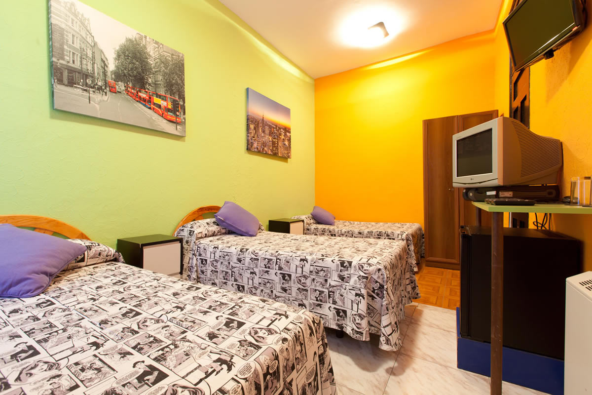 12 Rooms Hostal