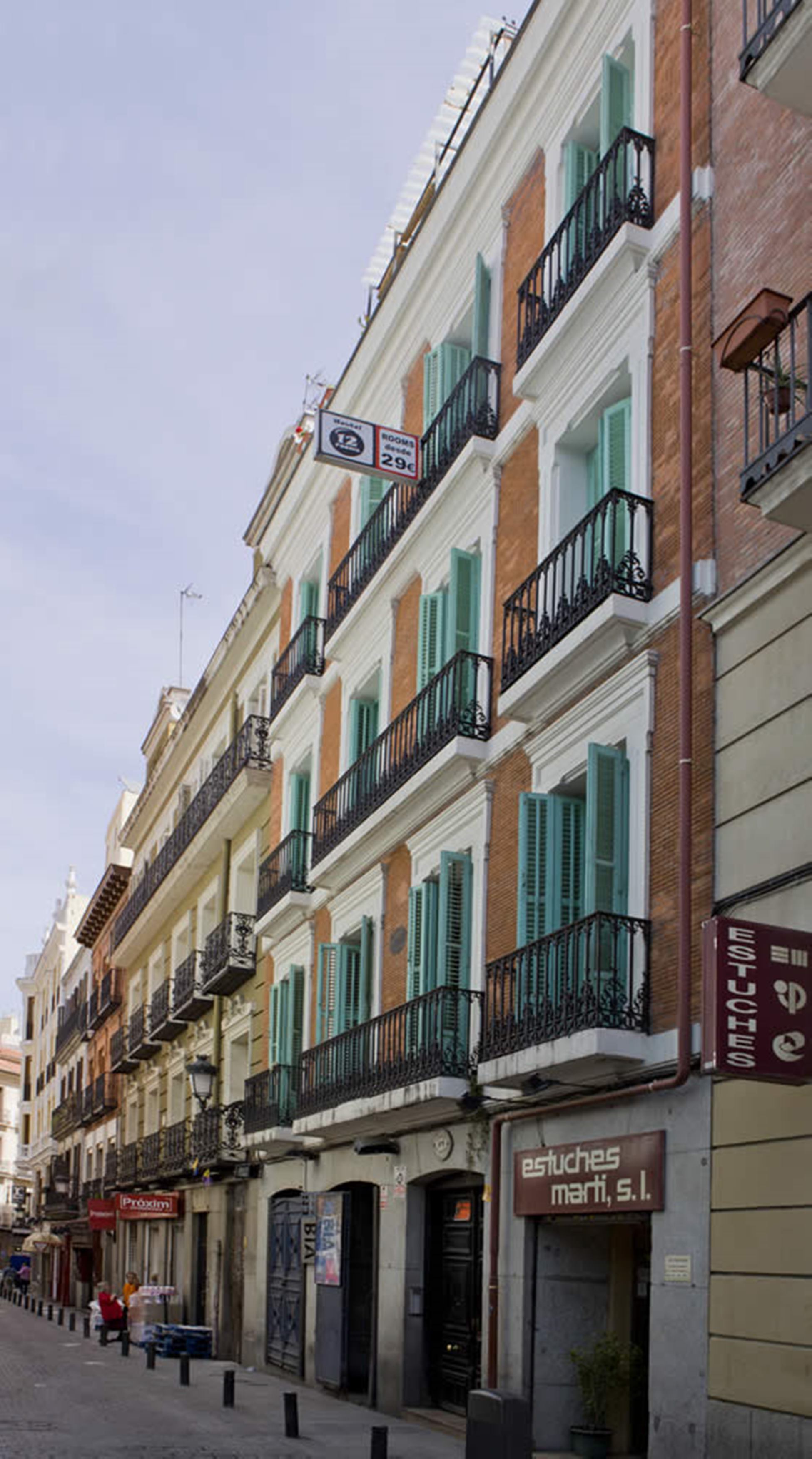 12 Rooms Hostal