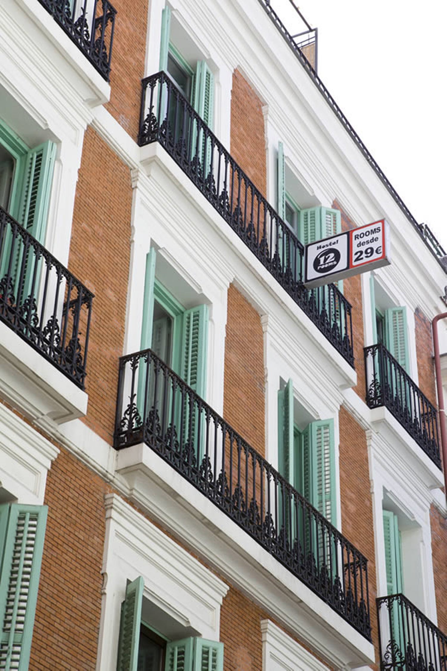 12 Rooms Hostal