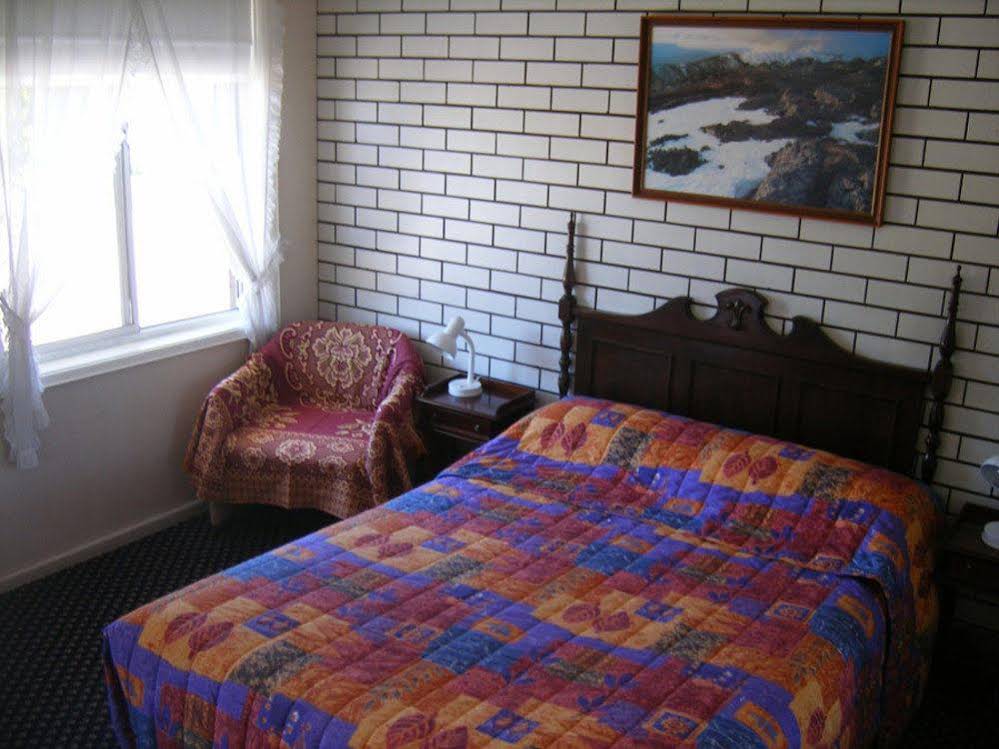 Colonial Lodge Motel