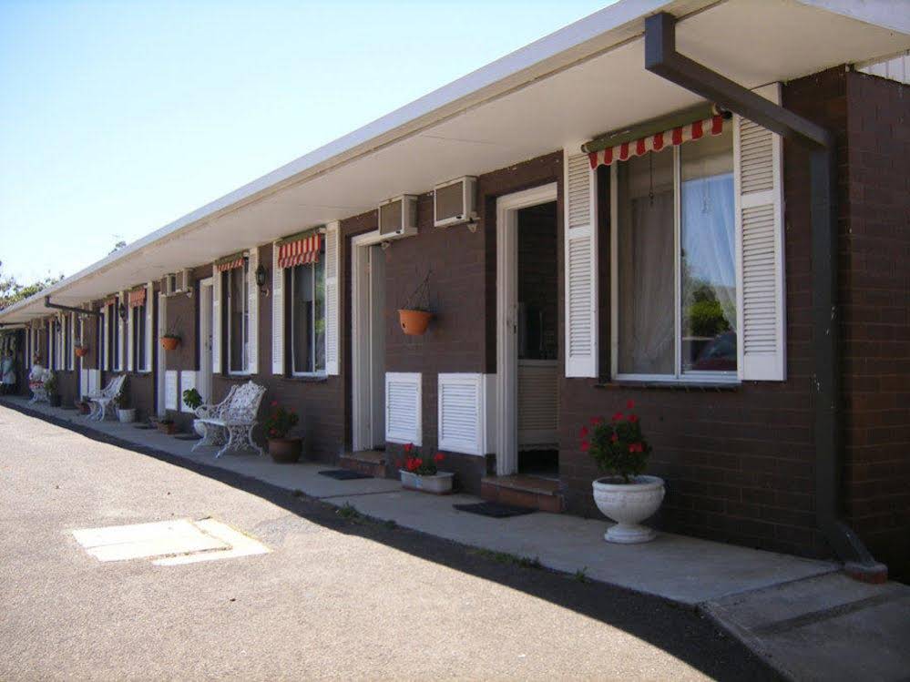 Colonial Lodge Motel