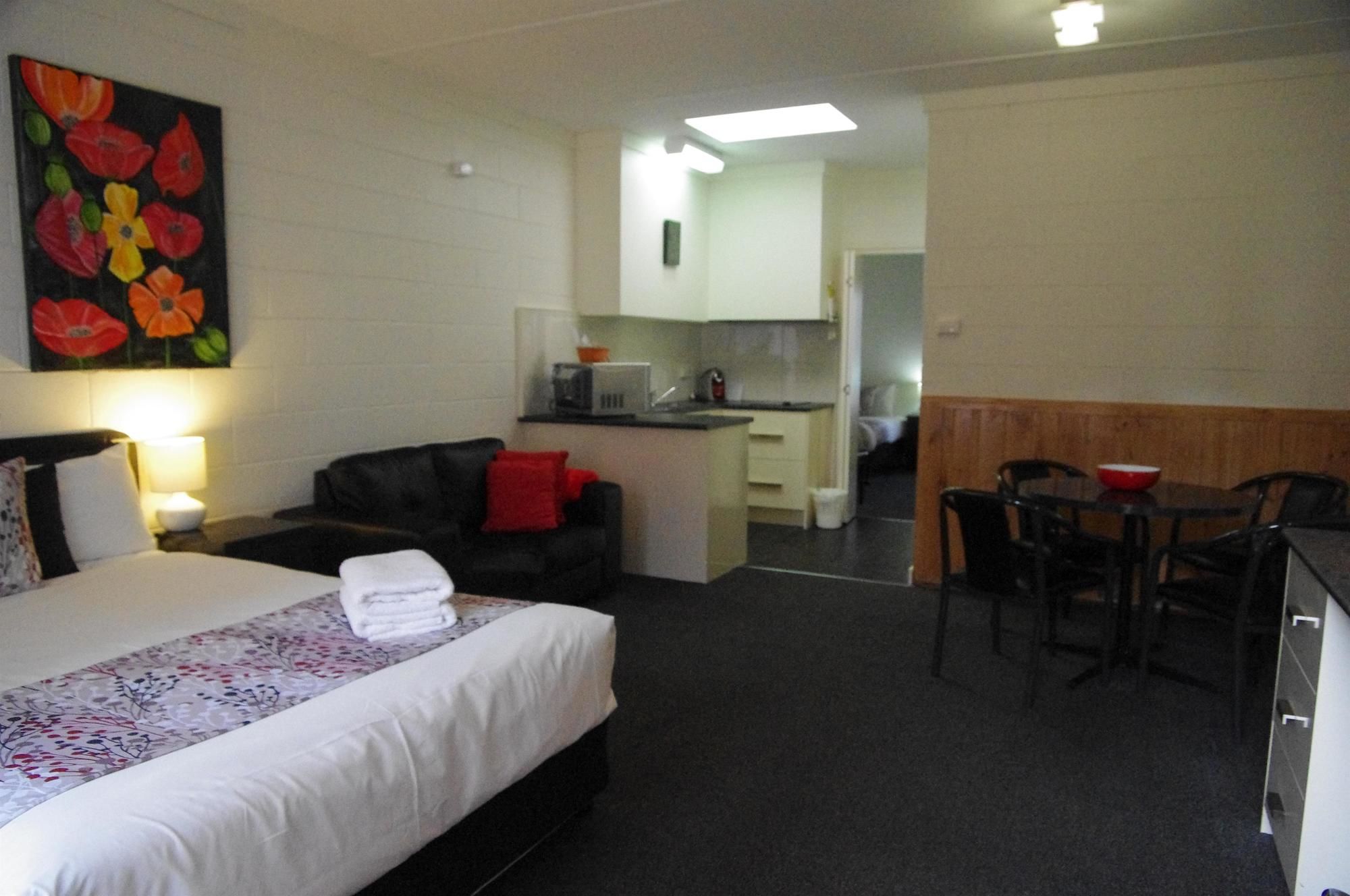 Hamilton Lakeside Motel