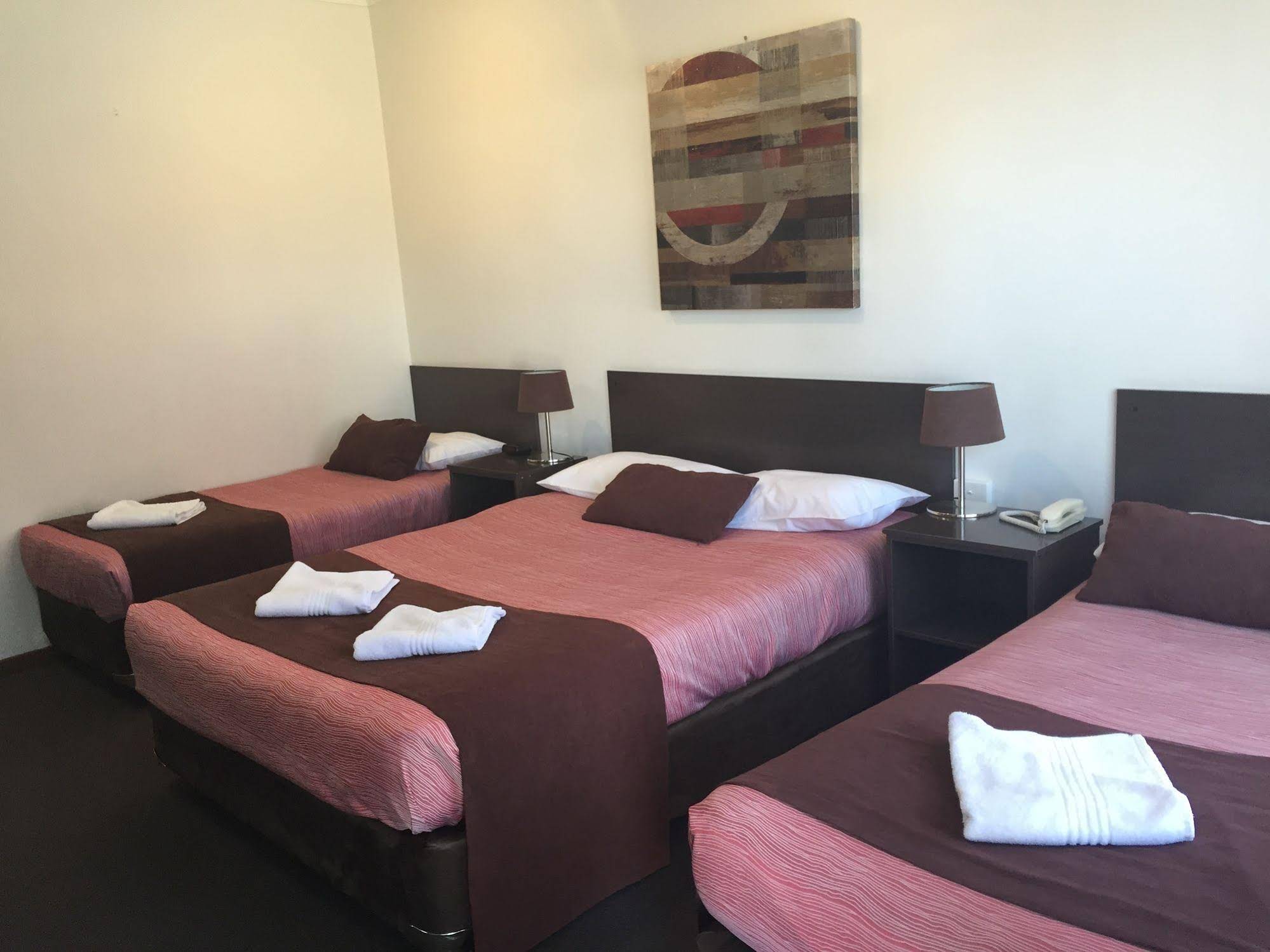 Ploughmans Motor Inn