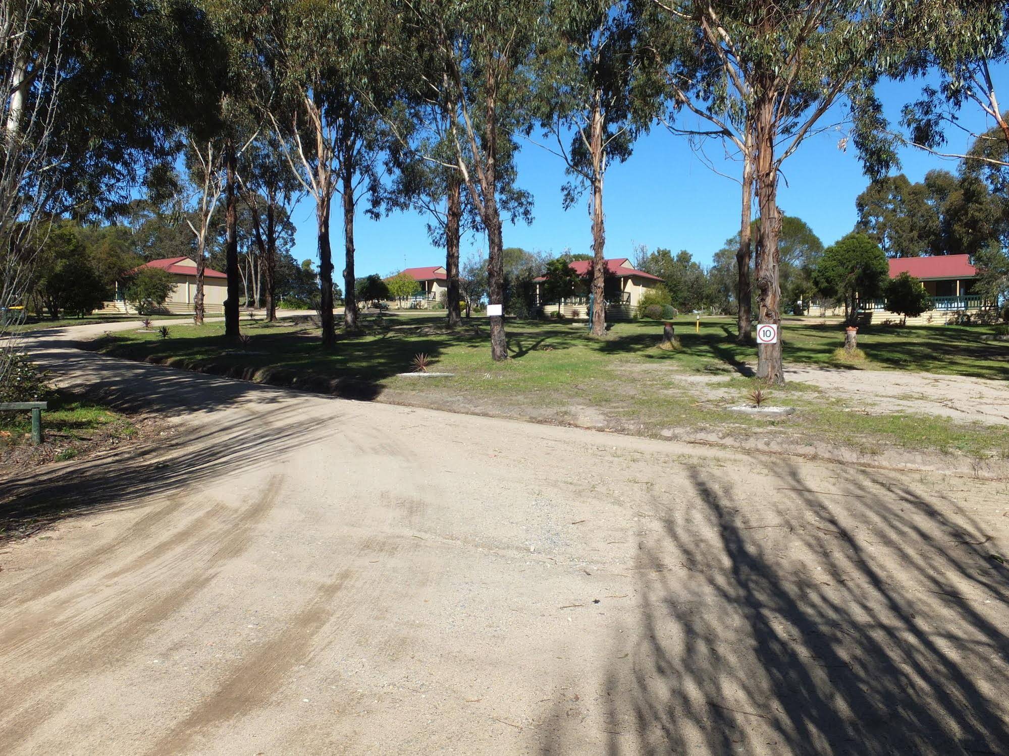 Lakes Entrance Country Cottages