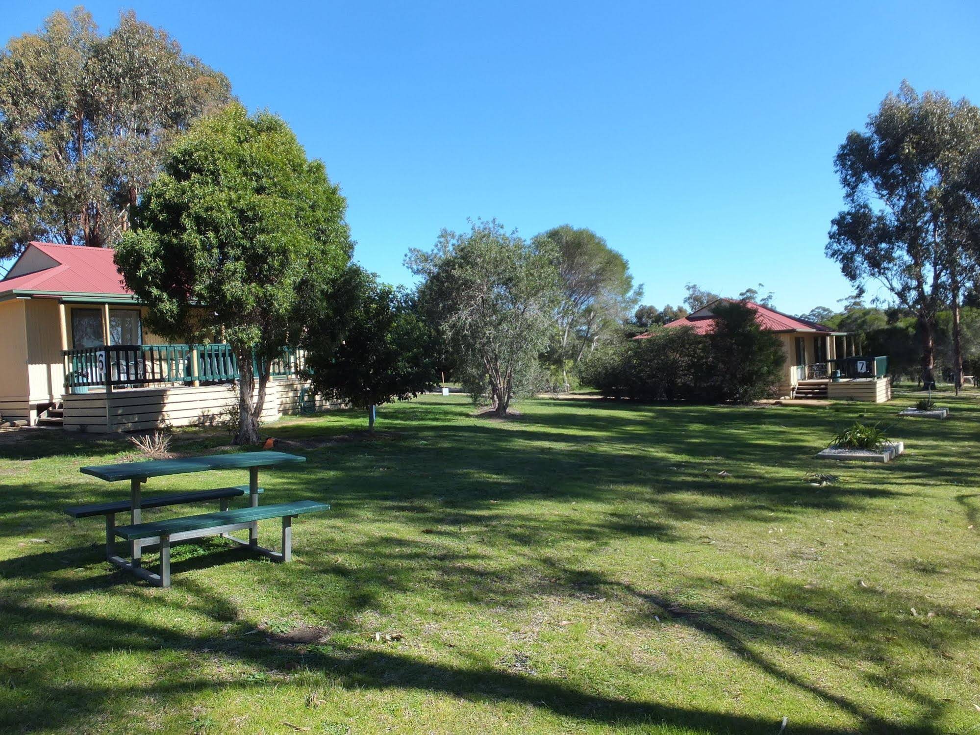 Lakes Entrance Country Cottages
