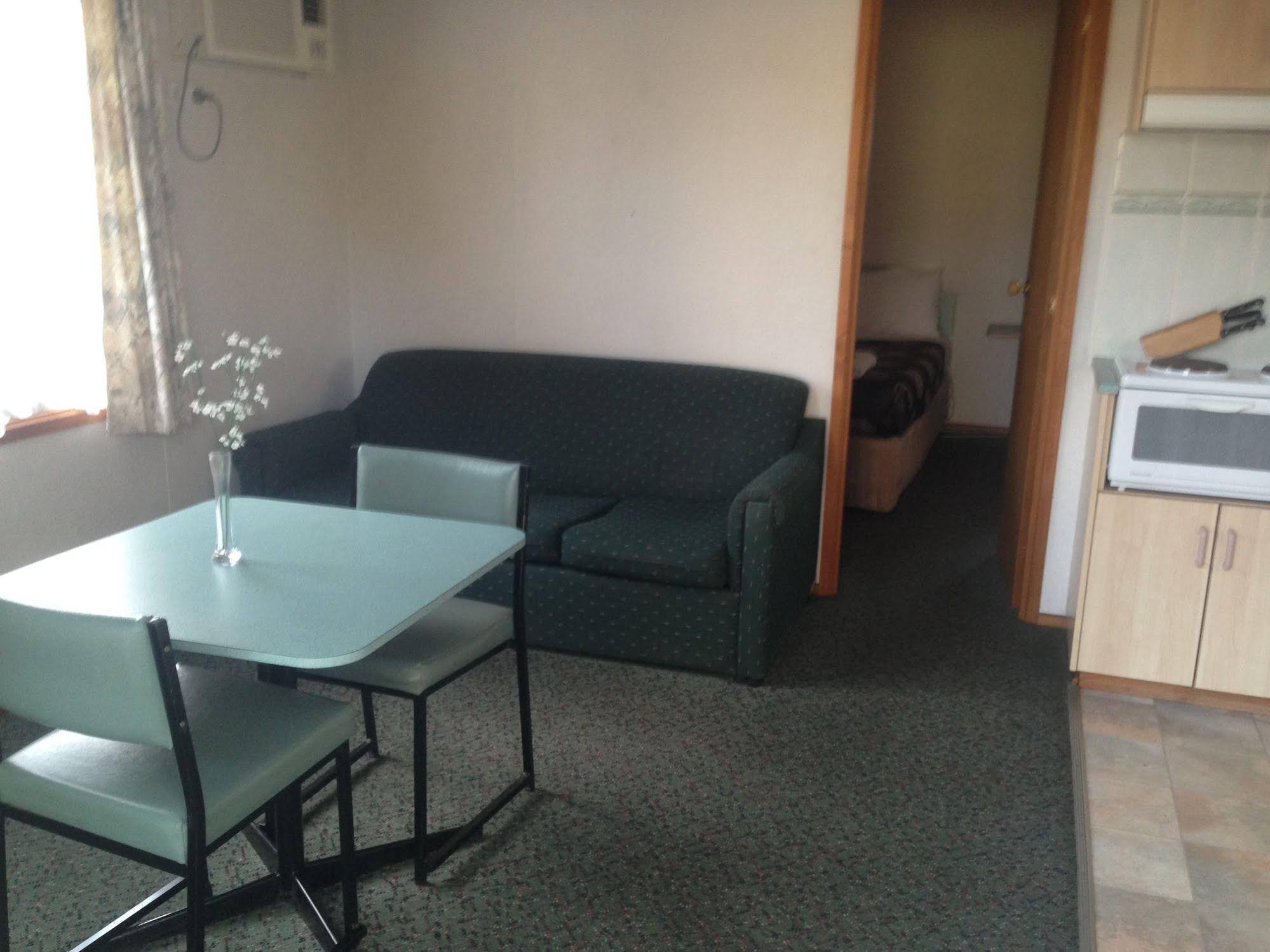 Golden Country Motel and Caravan Park