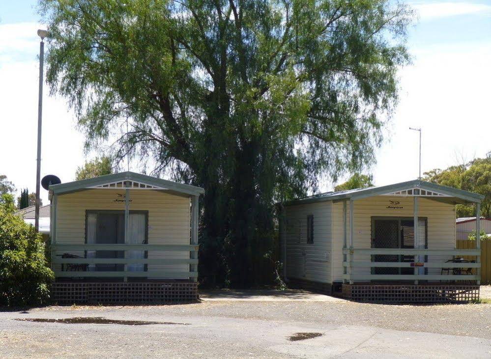 Golden Country Motel and Caravan Park