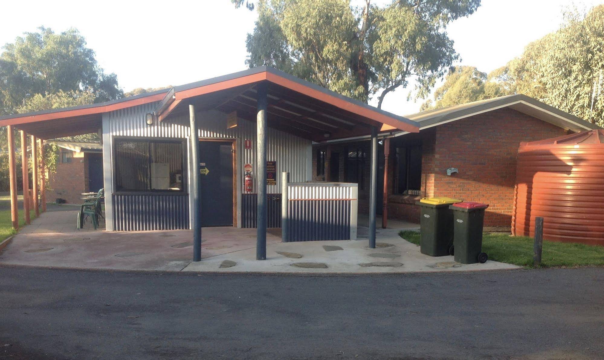 Golden Country Motel and Caravan Park