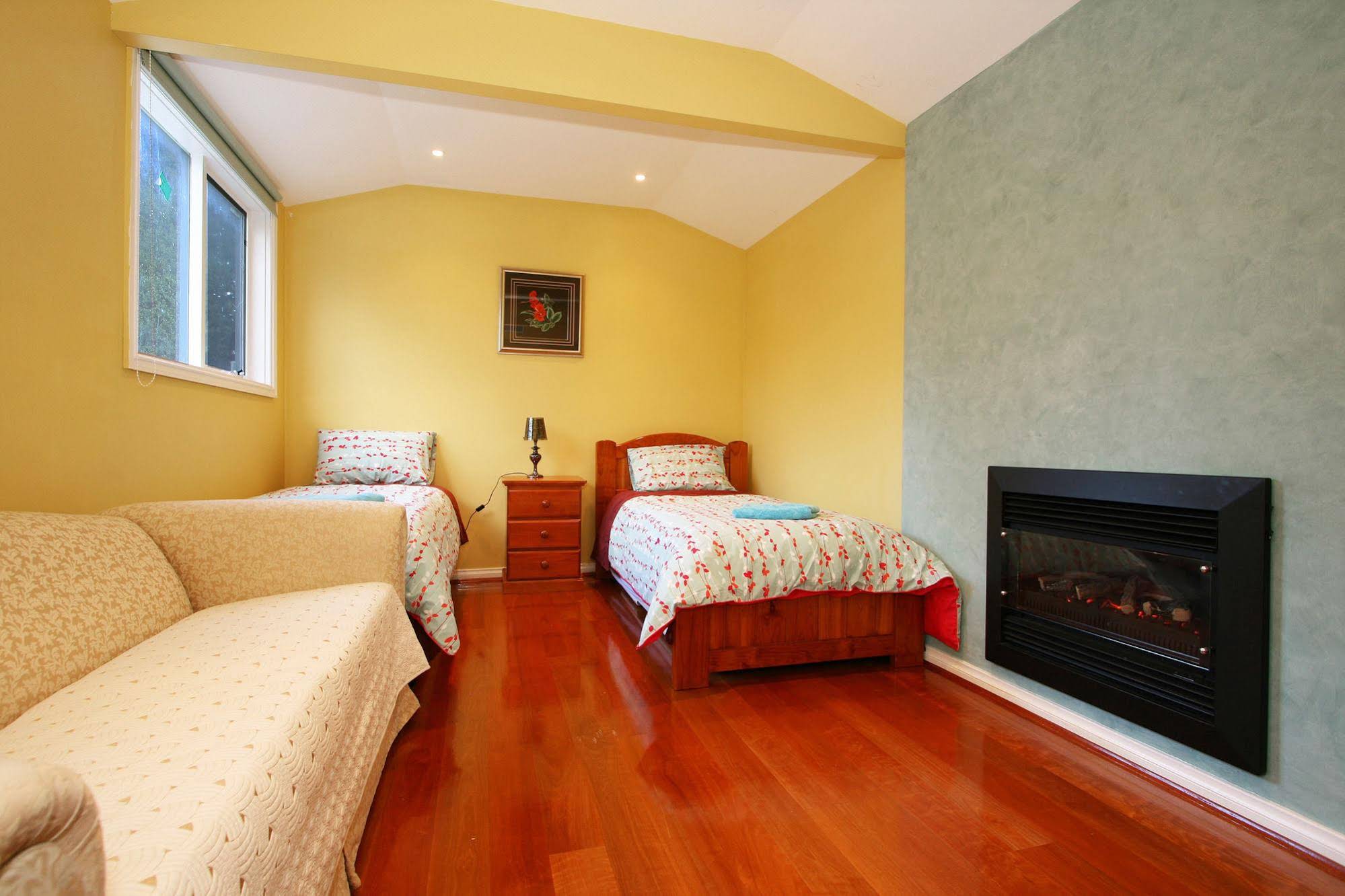 62 Roseland Grove Holiday House