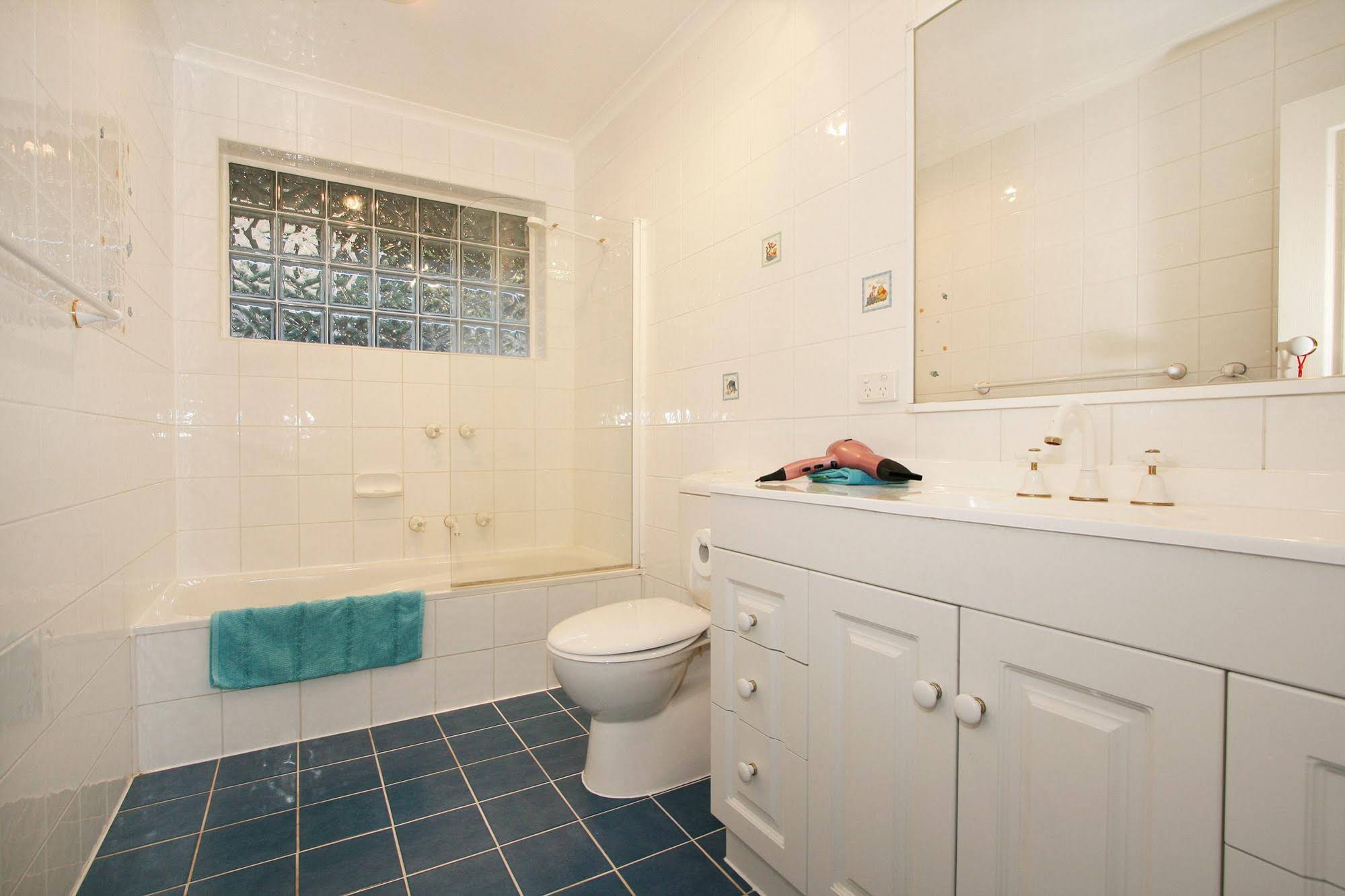 62 Roseland Grove Holiday House