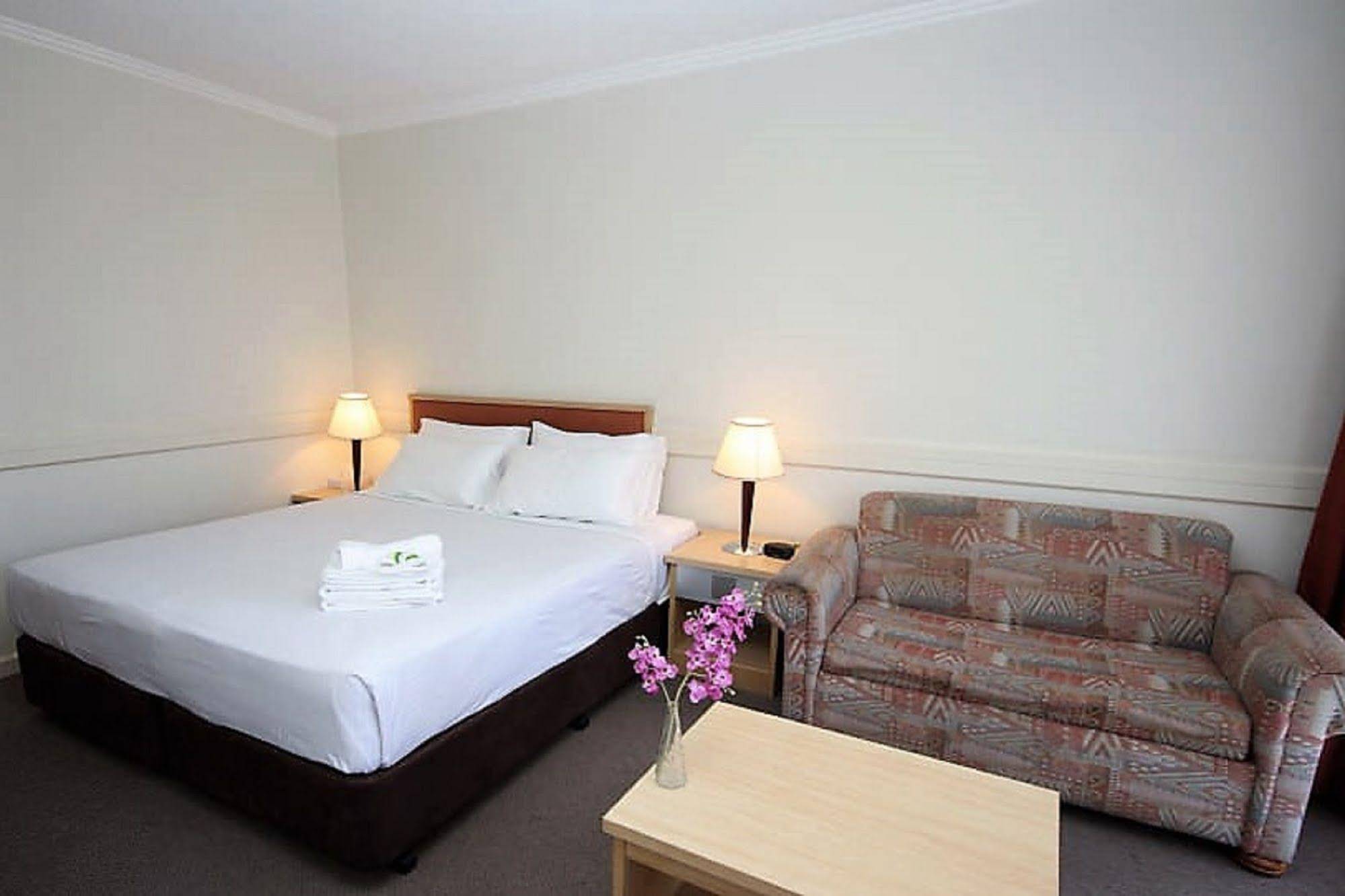 Nightcap at Matthew Flinders Hotel