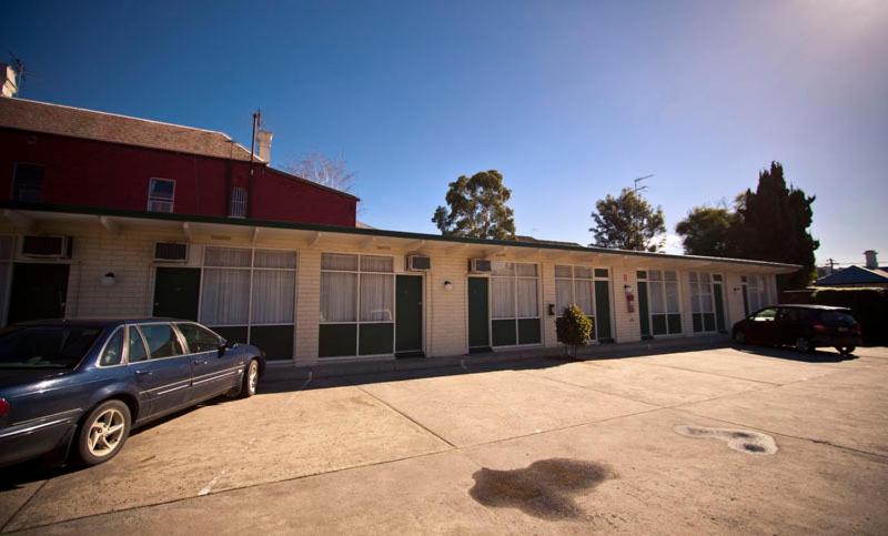 Parkville Motel