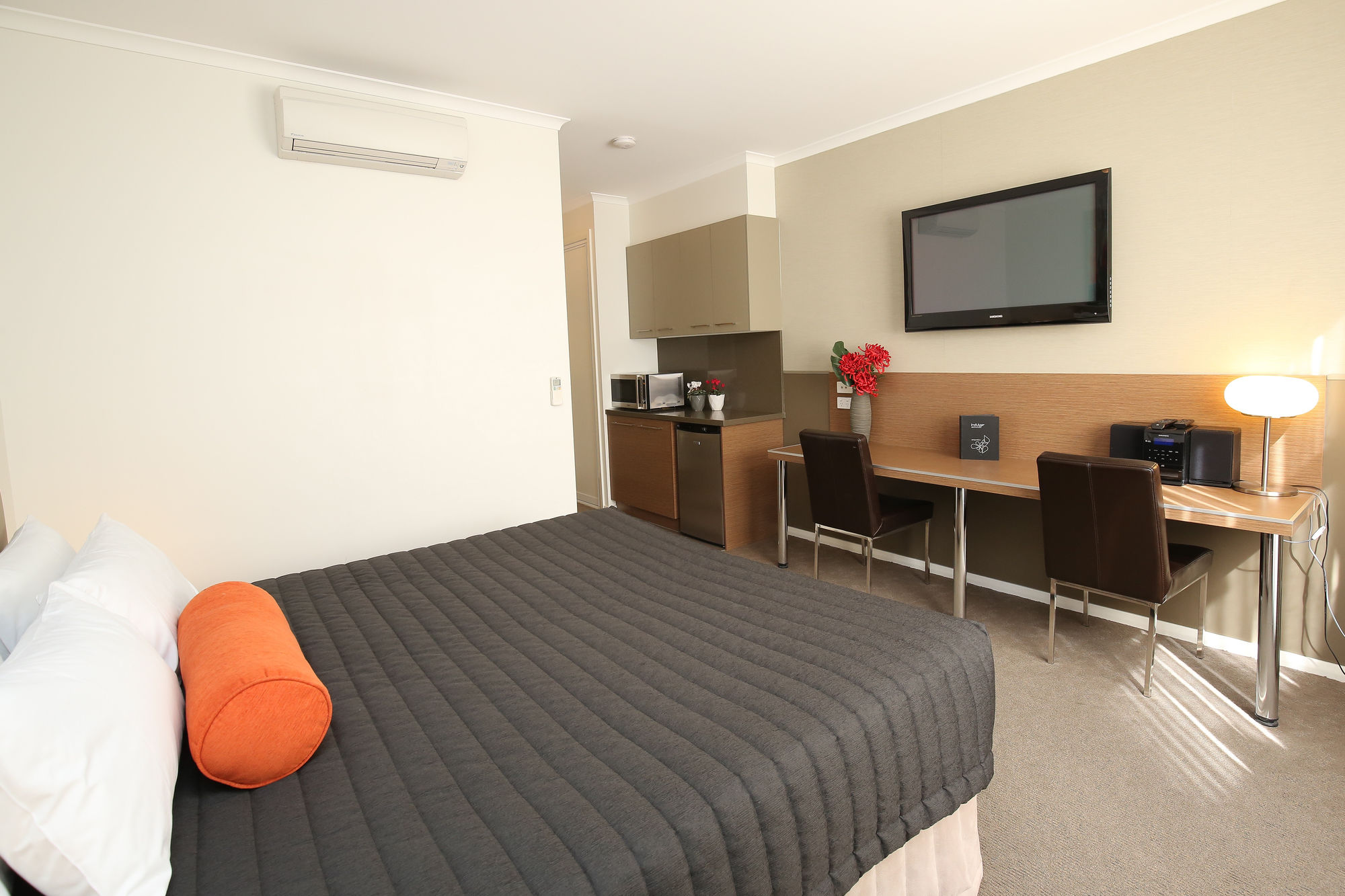 Indulge Apartments - Ontario