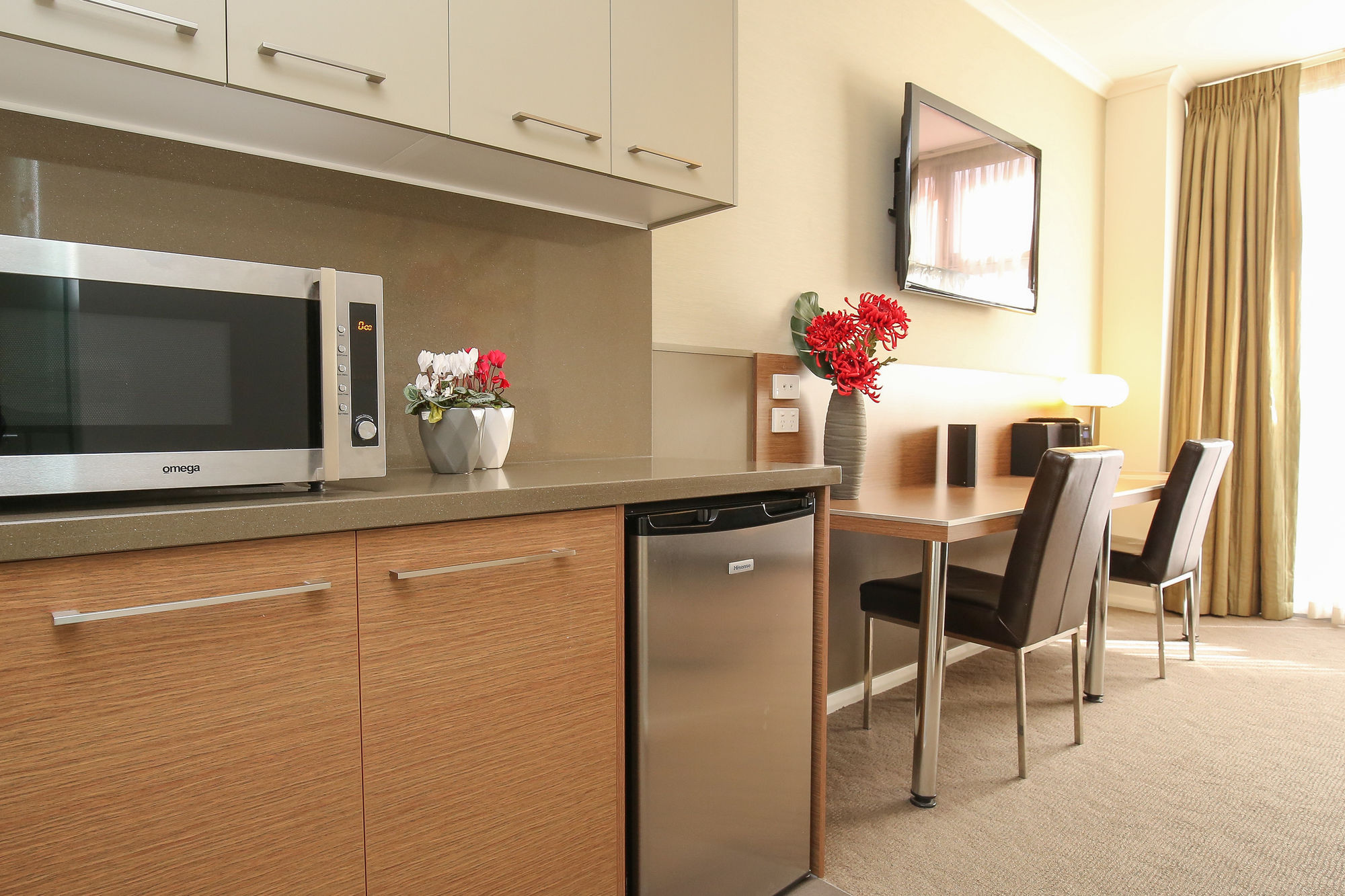 Indulge Apartments - Ontario