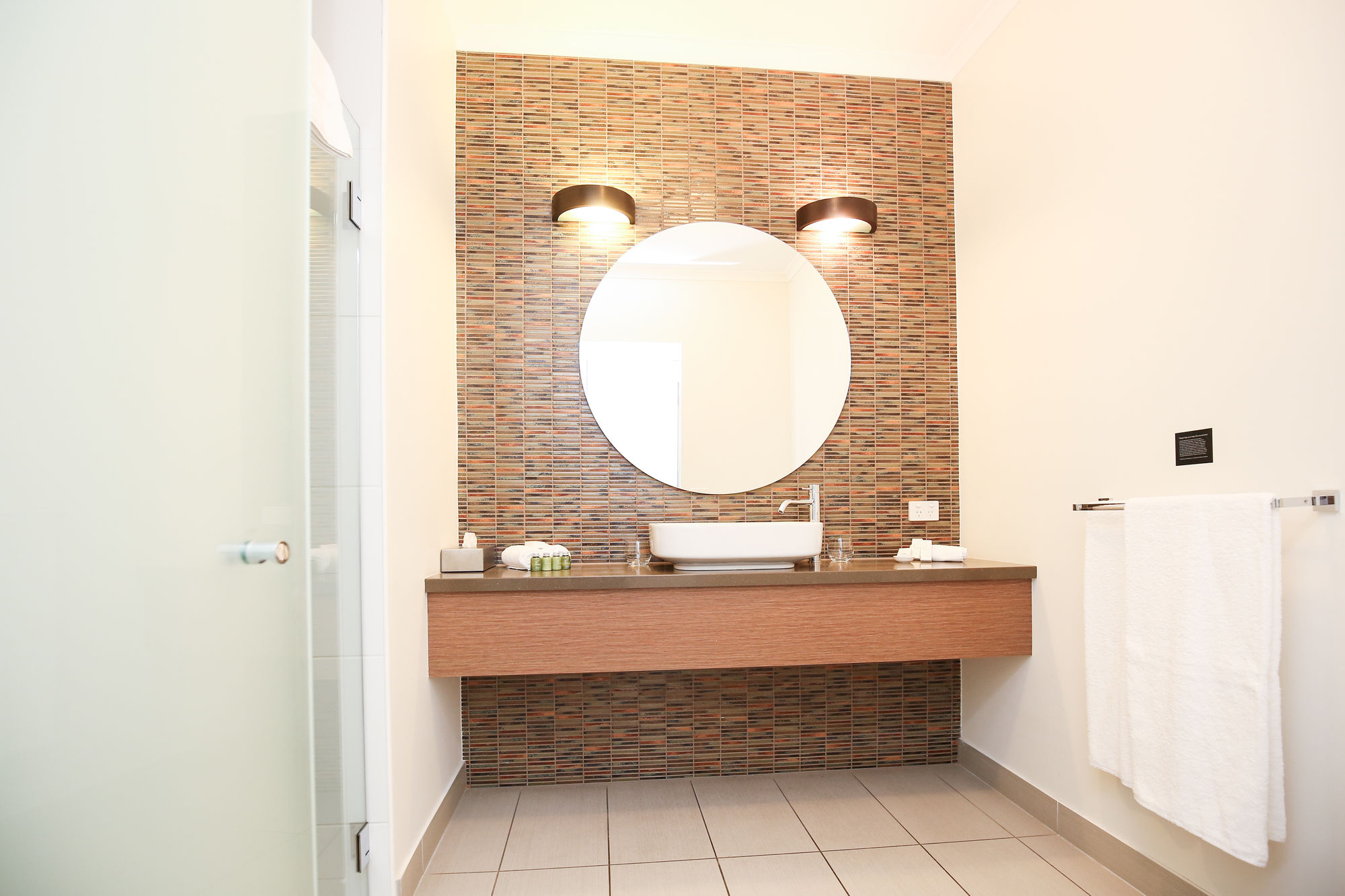 Indulge Apartments - Ontario