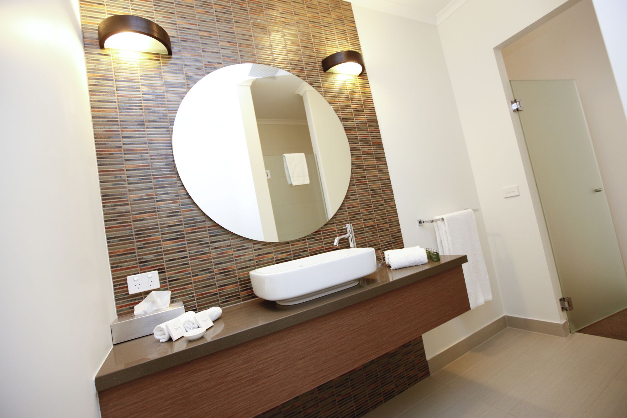 Indulge Apartments - Ontario
