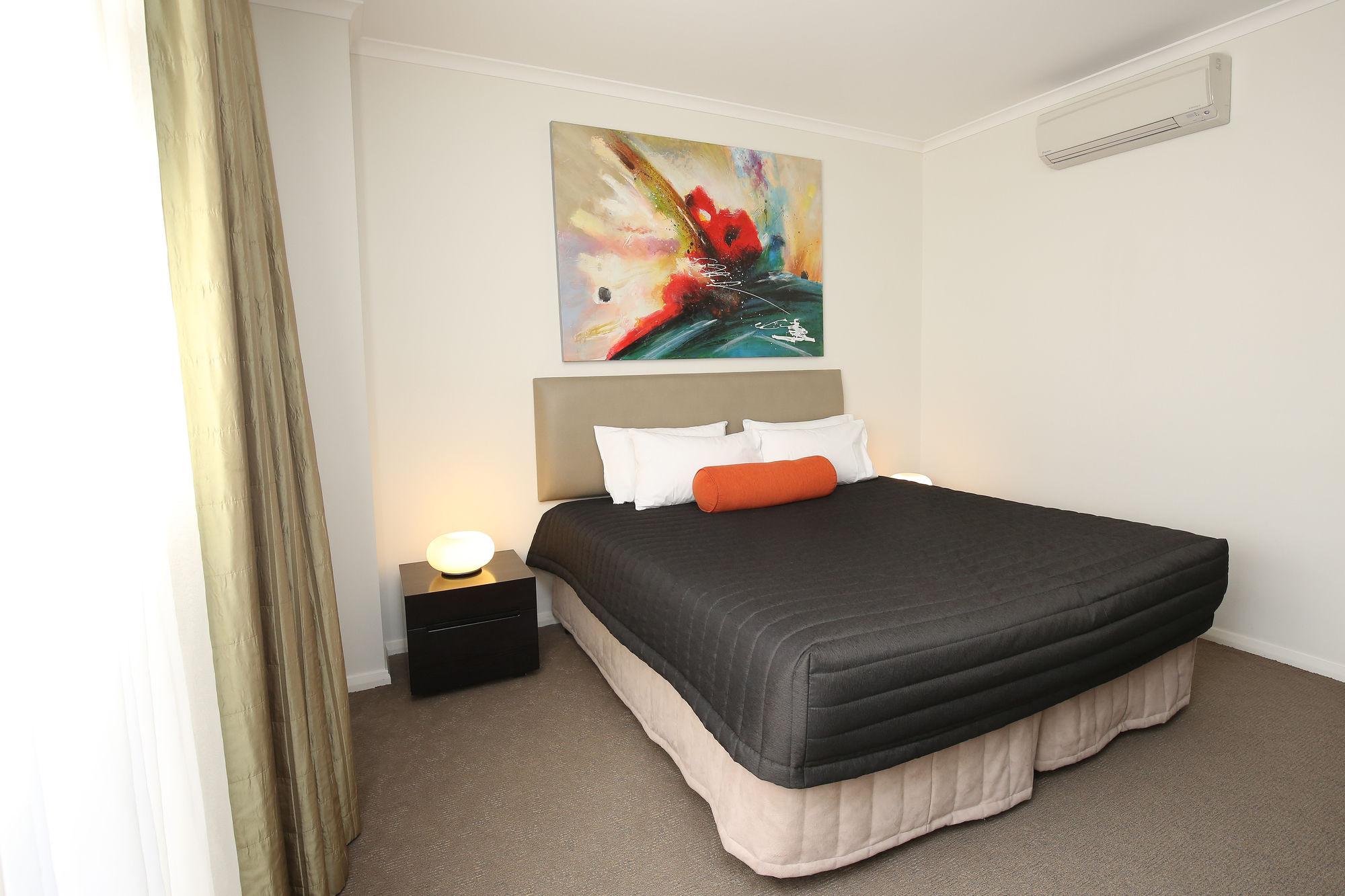 Indulge Apartments - Ontario