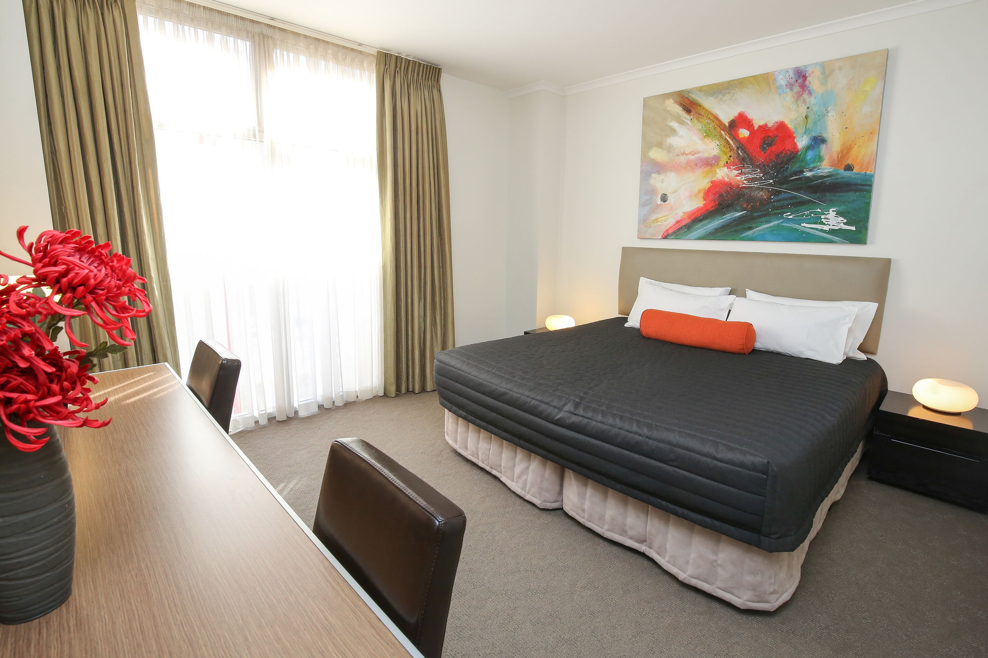 Indulge Apartments - Ontario