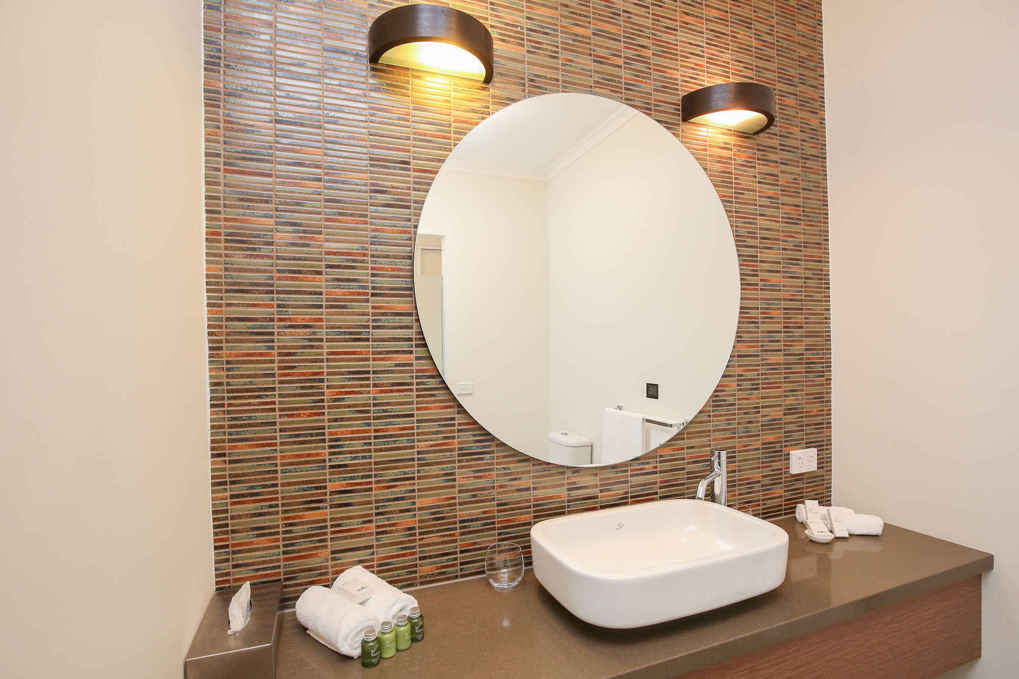 Indulge Apartments - Ontario