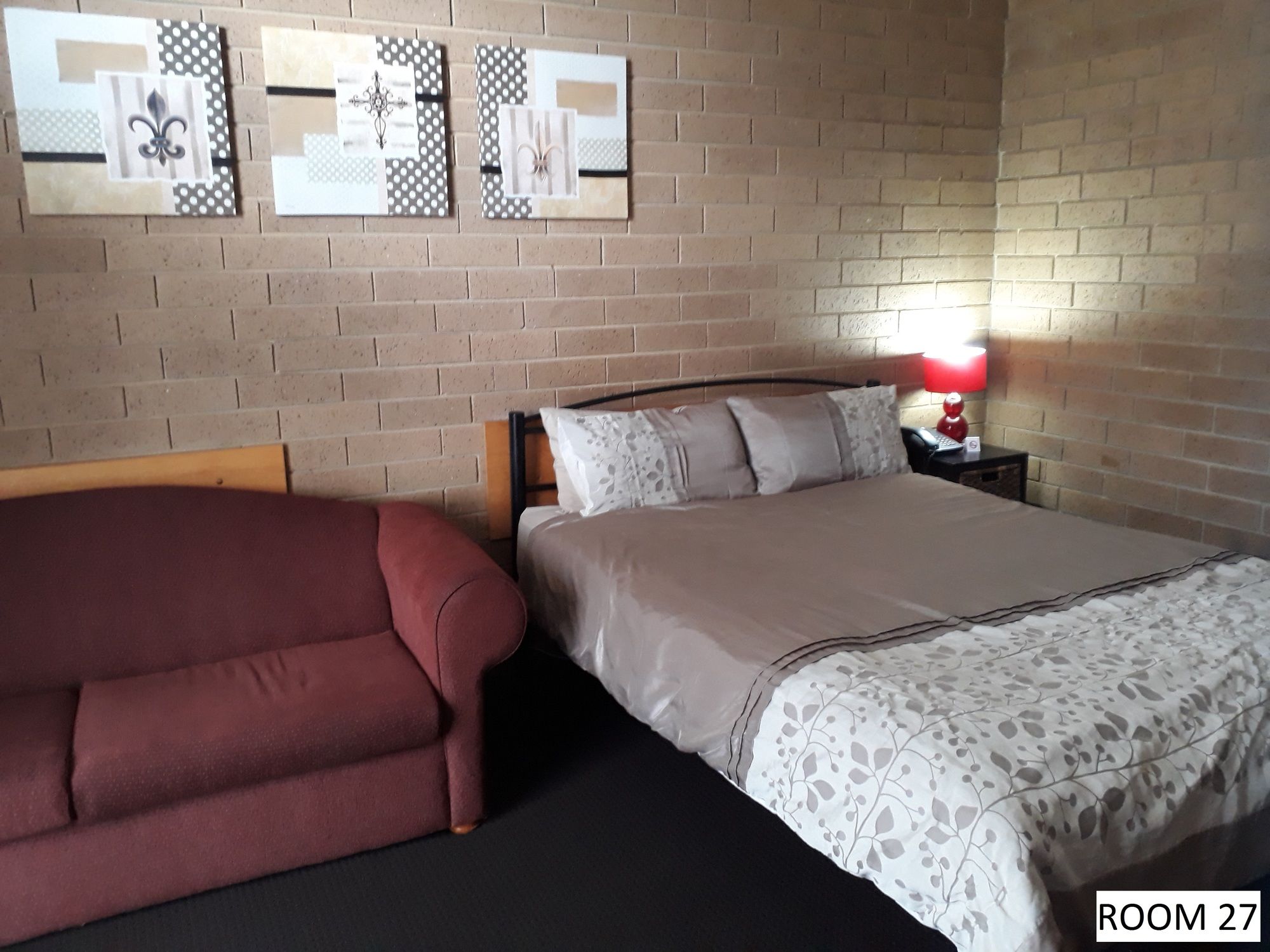 Moe Motor Inn
