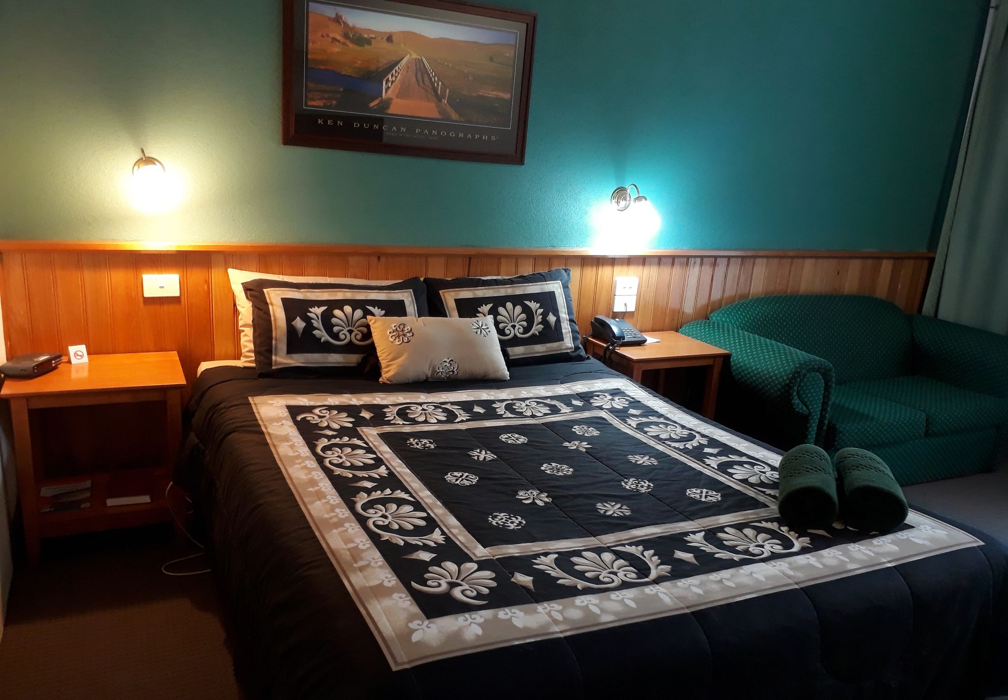 Moe Motor Inn