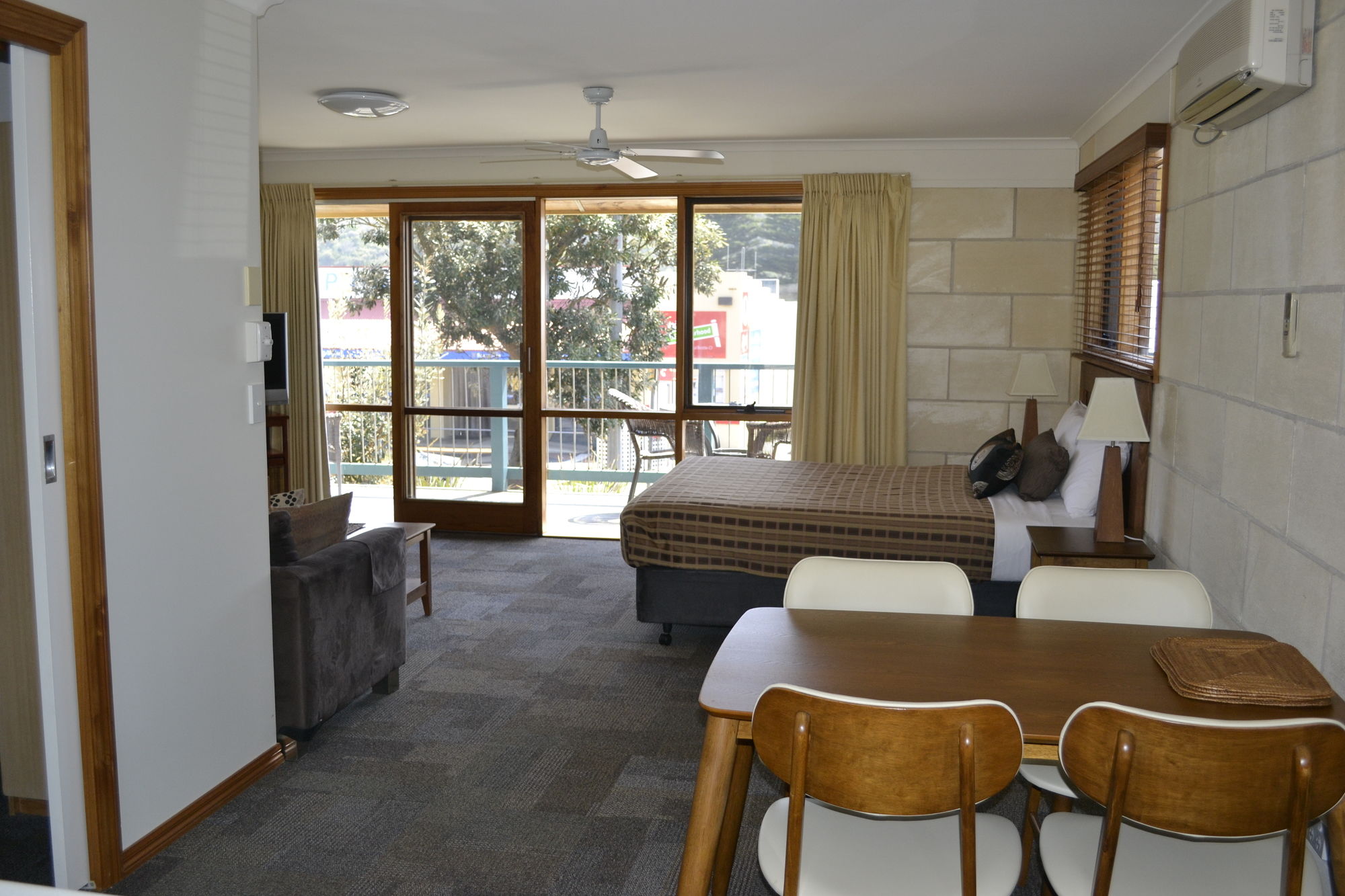 Loch Ard Motor Inn
