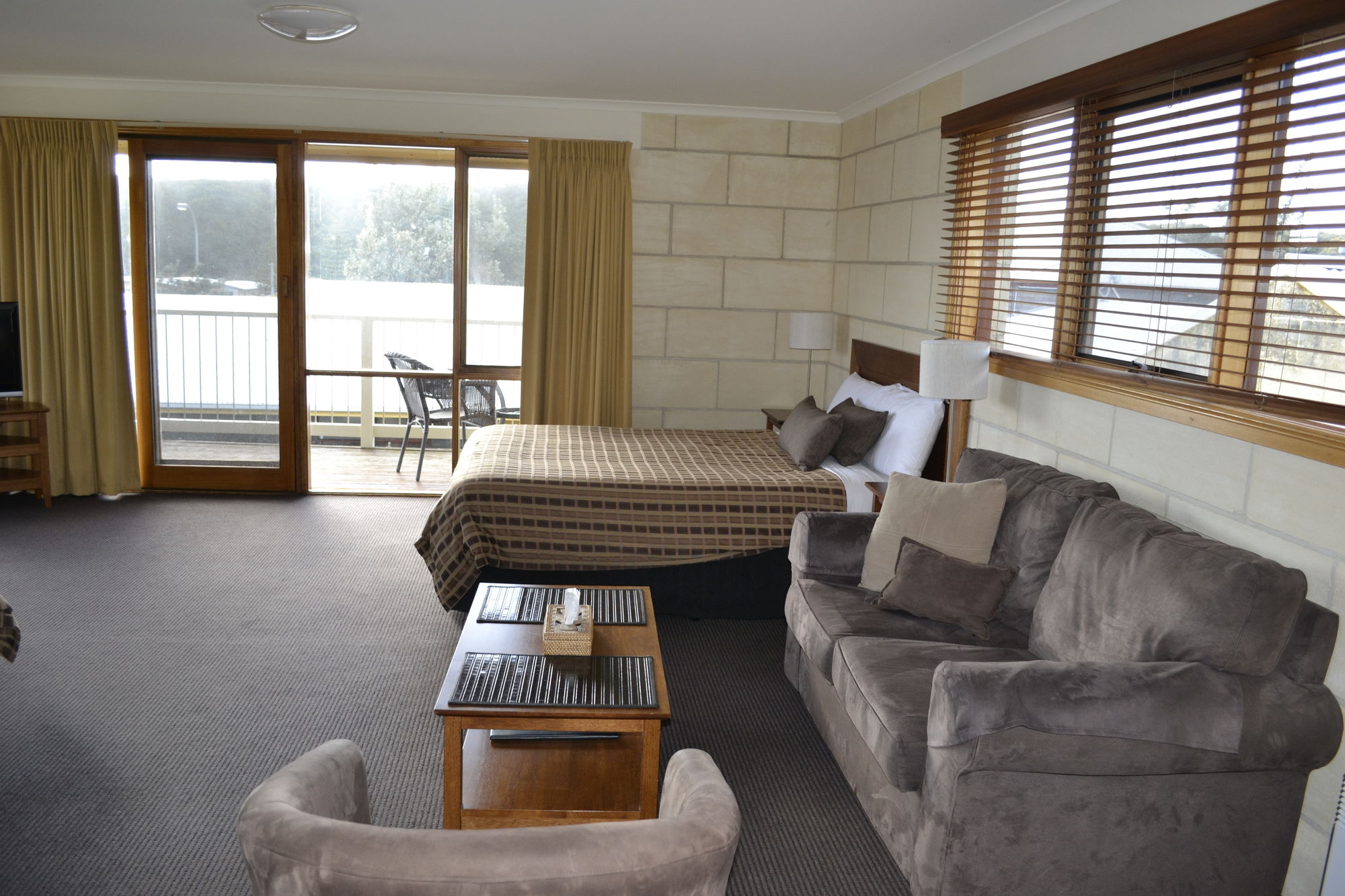 Loch Ard Motor Inn