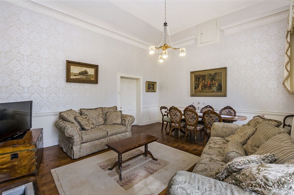 Talara Manor