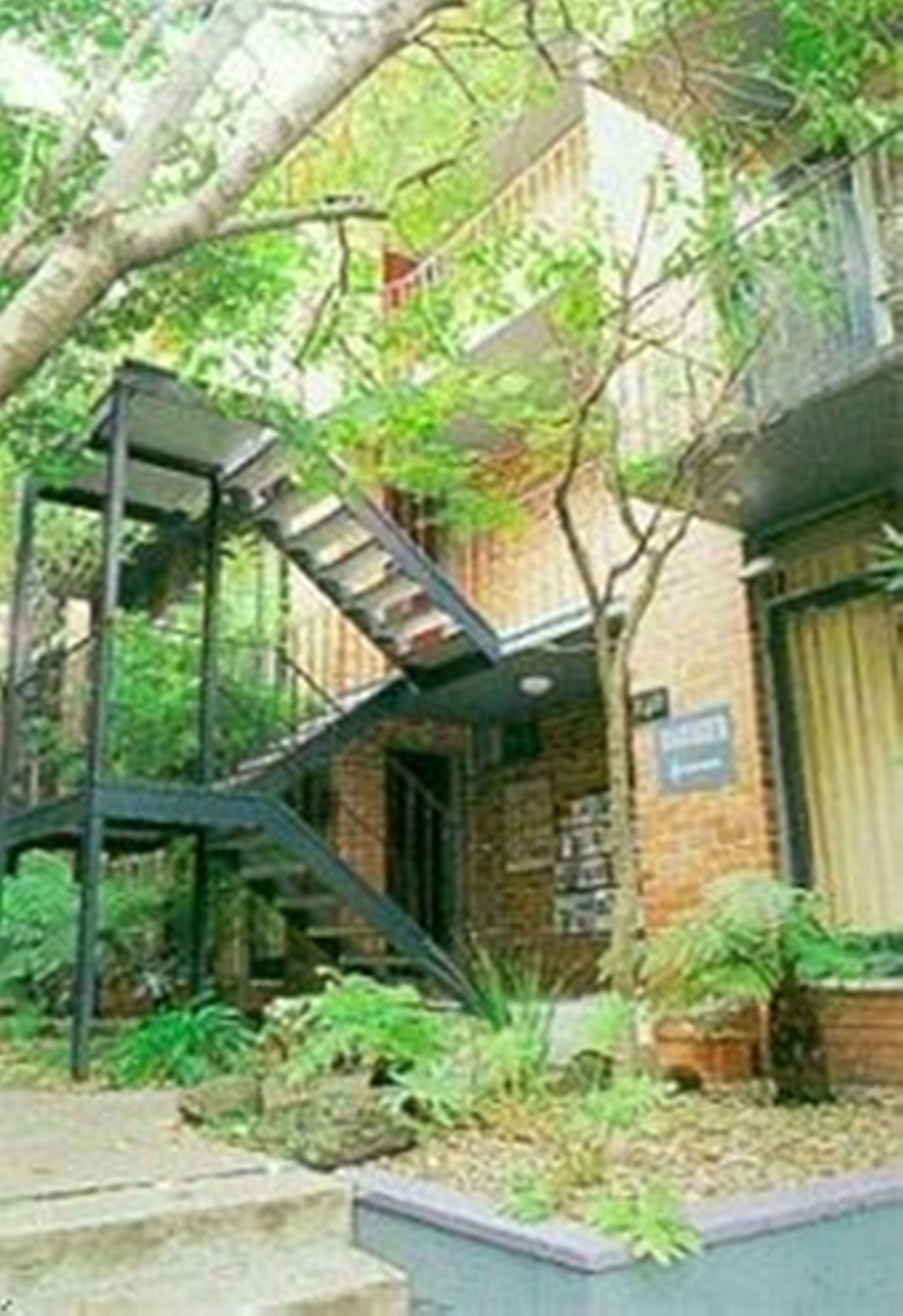 Davis Avenue Apartment Hotel