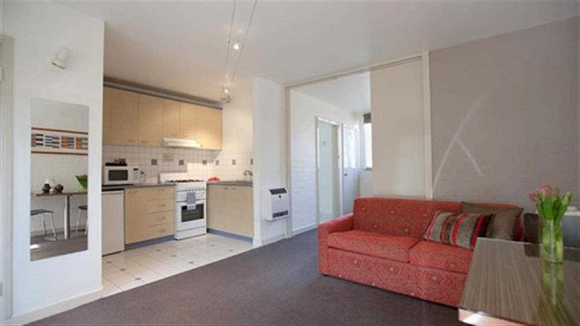 Davis Avenue Apartment Hotel