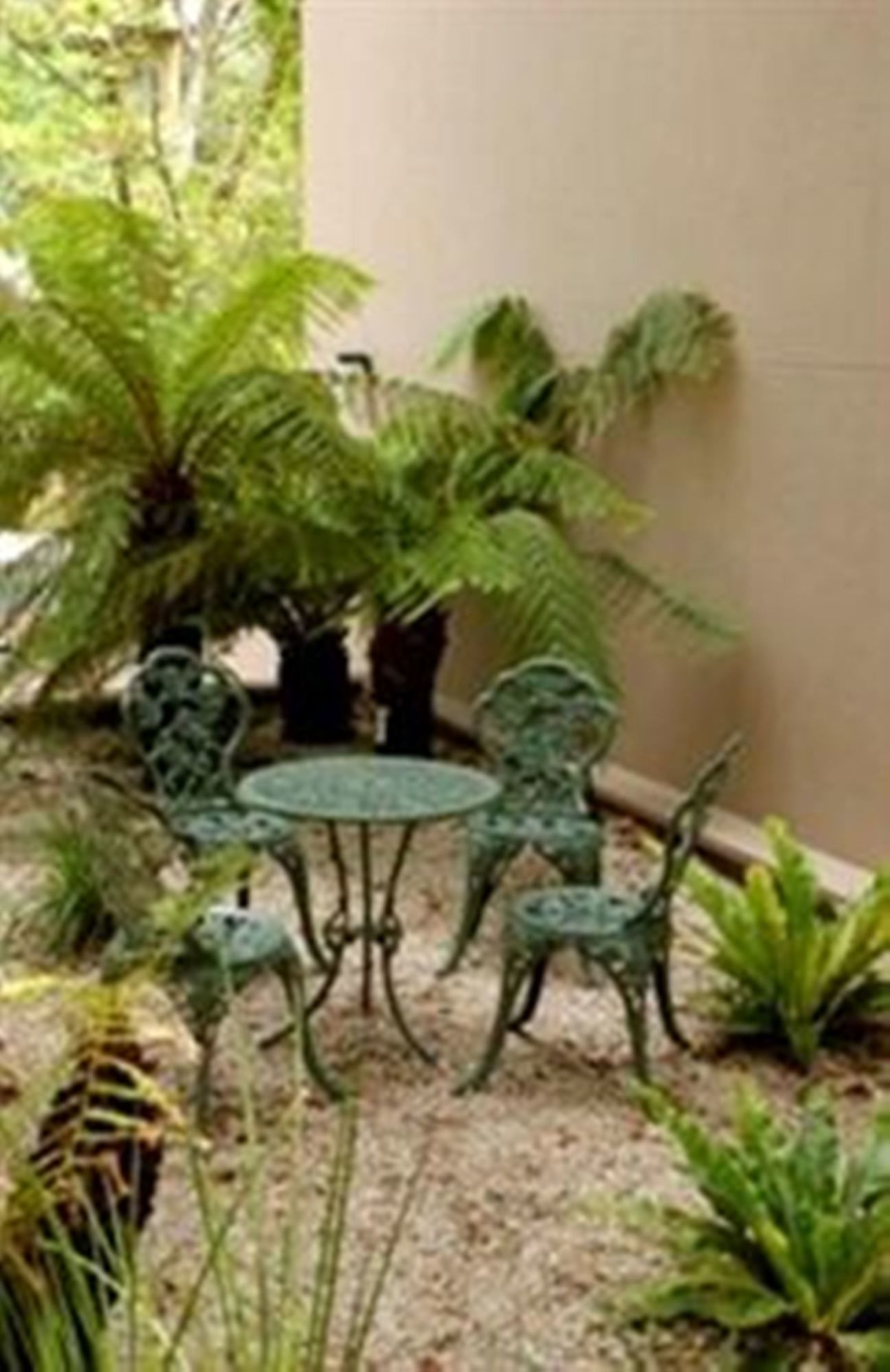 Davis Avenue Apartment Hotel