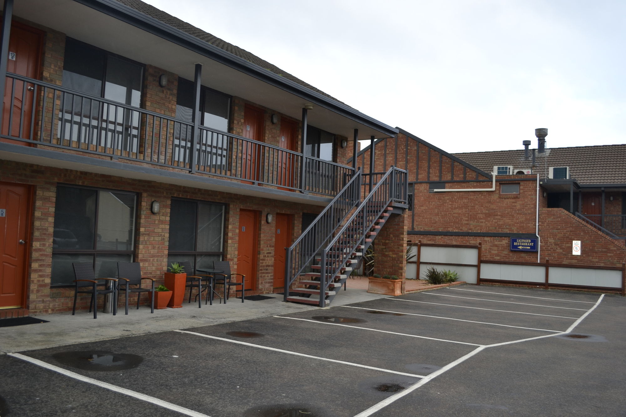 Waves Motel and Apartments