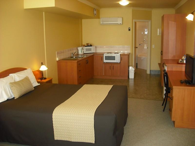 Hopkins House Motel & Apartments