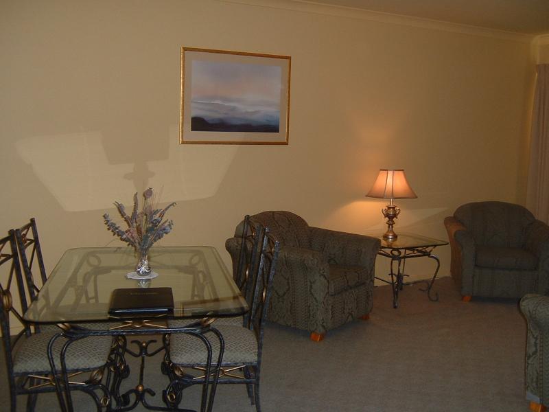 Hopkins House Motel & Apartments