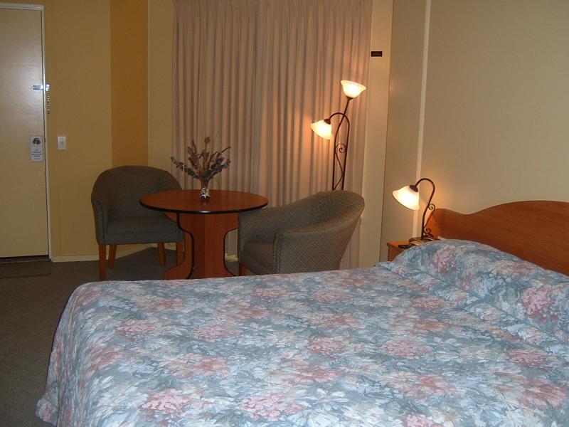Hopkins House Motel & Apartments