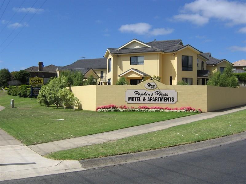 Hopkins House Motel & Apartments