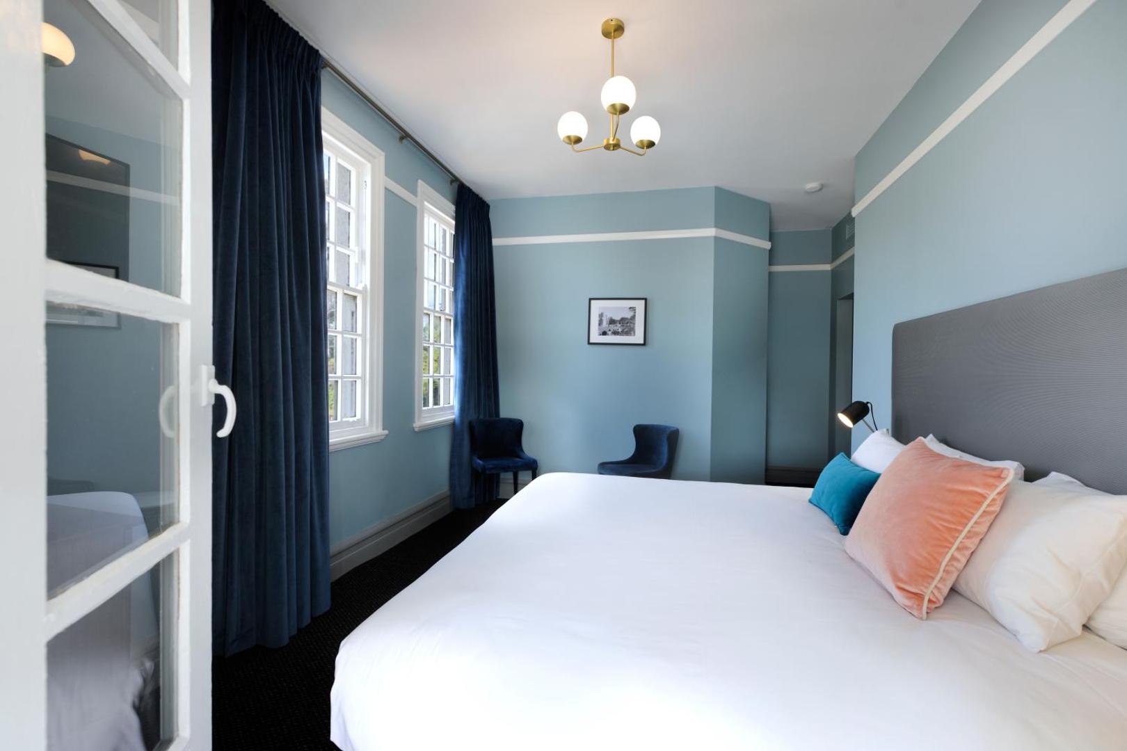 The Stirling Arms Hotel