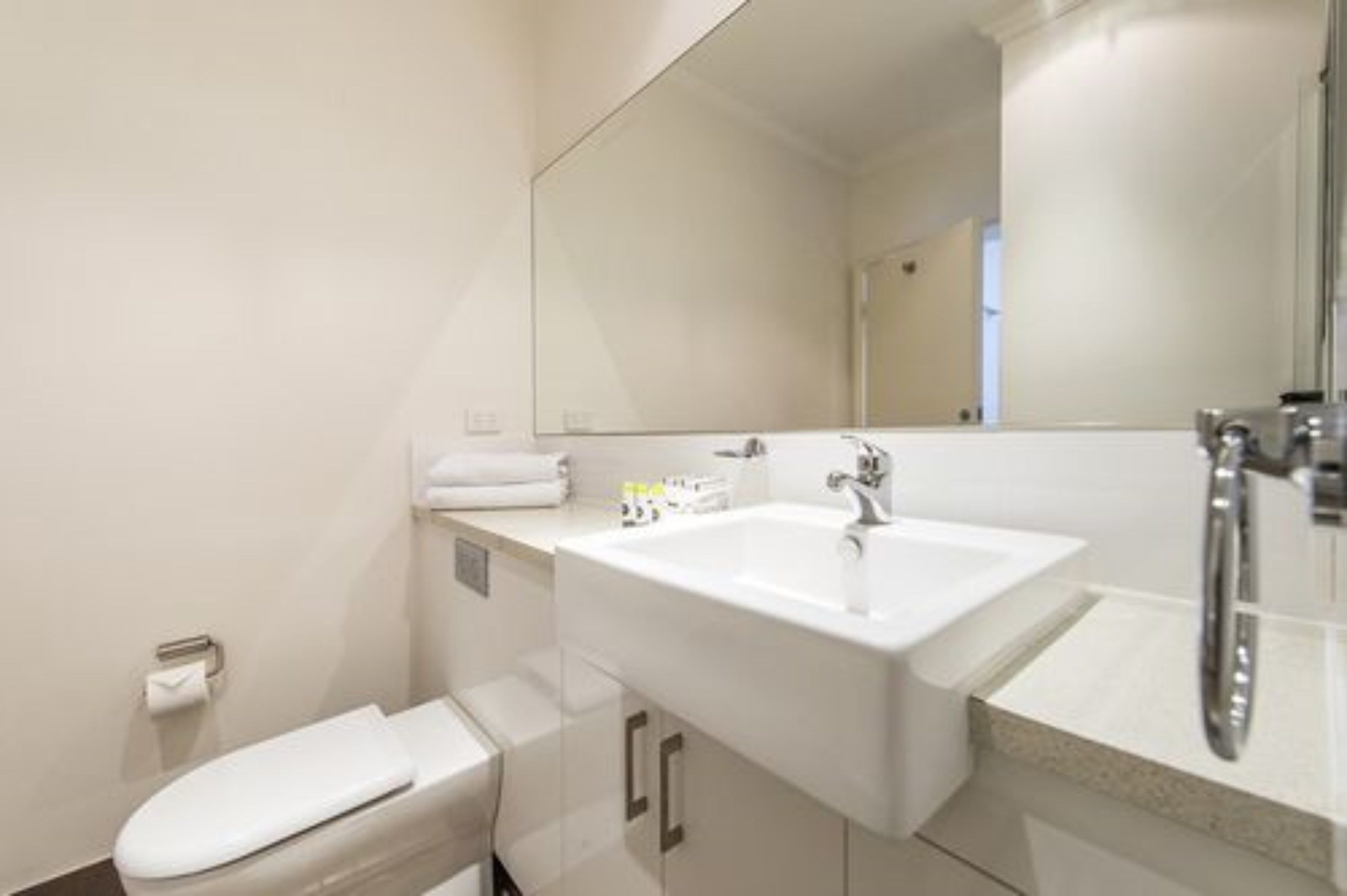 Dolphin Quay Apartment Hotel