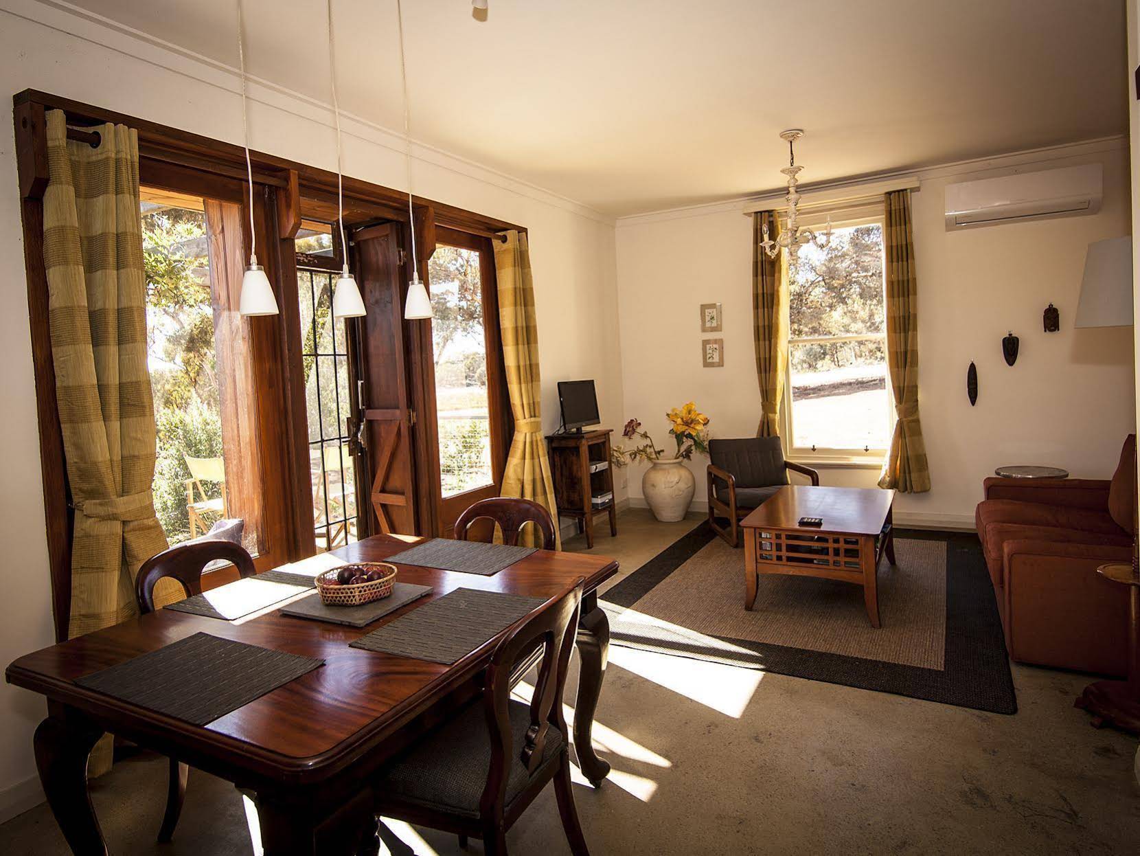 Hotham Ridge Winery and Cottages