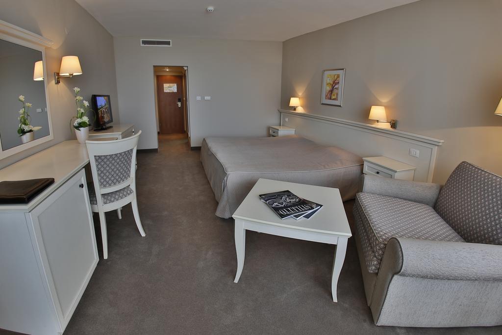 HVD Riviera Beach Hotel