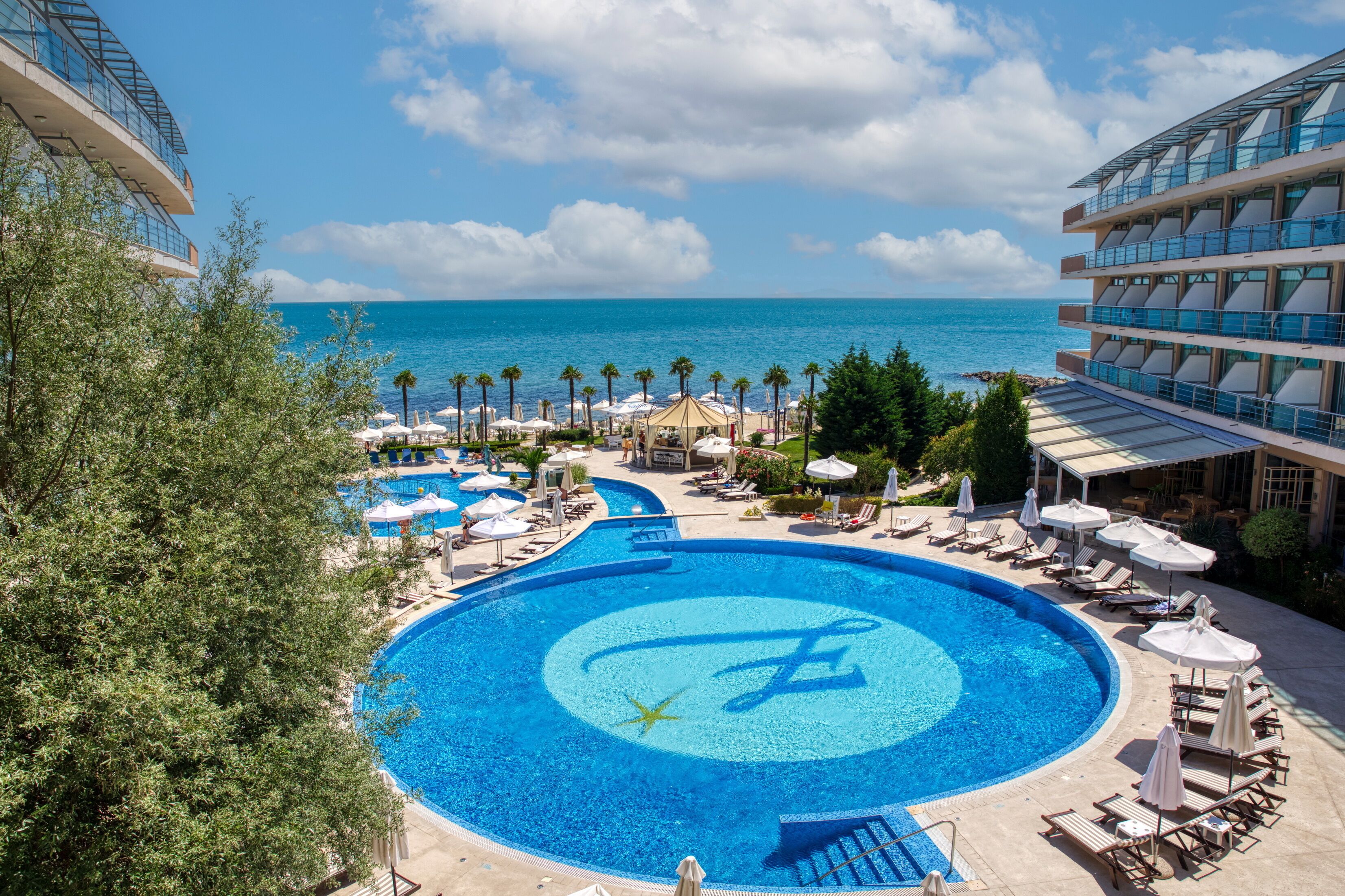 Sandy Bay Hotel, Elenite