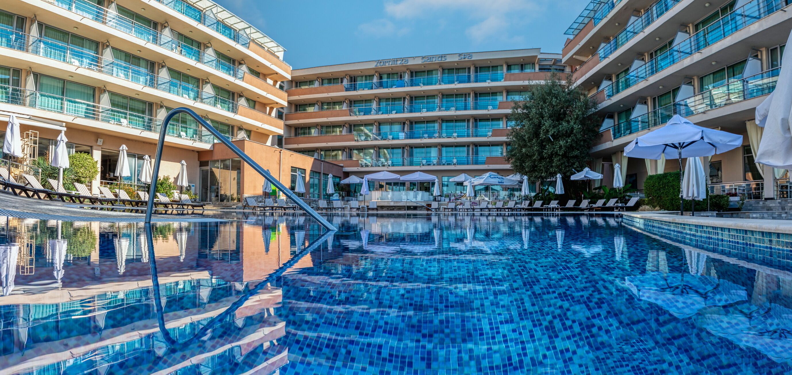 Sandy Bay Hotel, Elenite