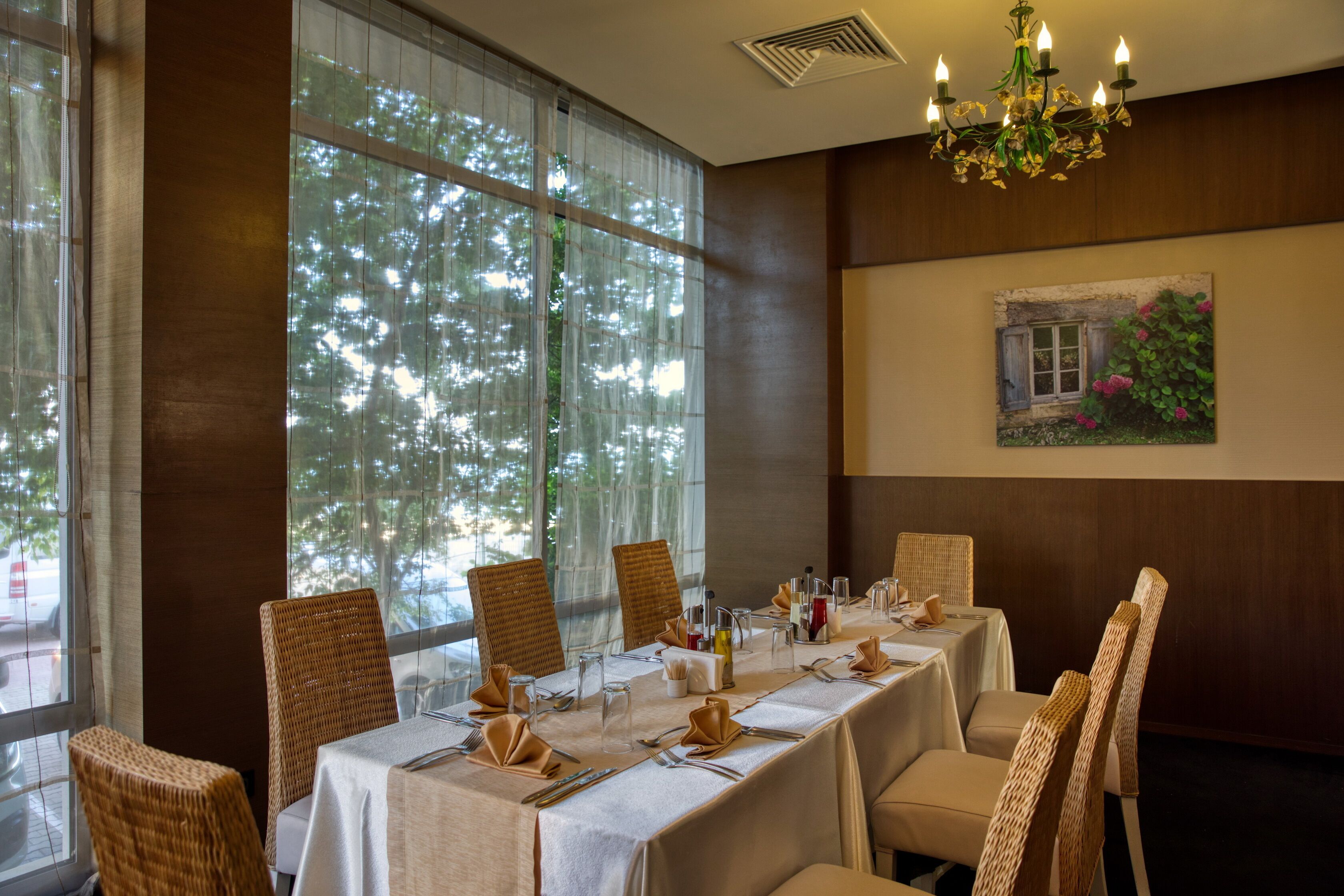 Sandy Bay Hotel, Elenite