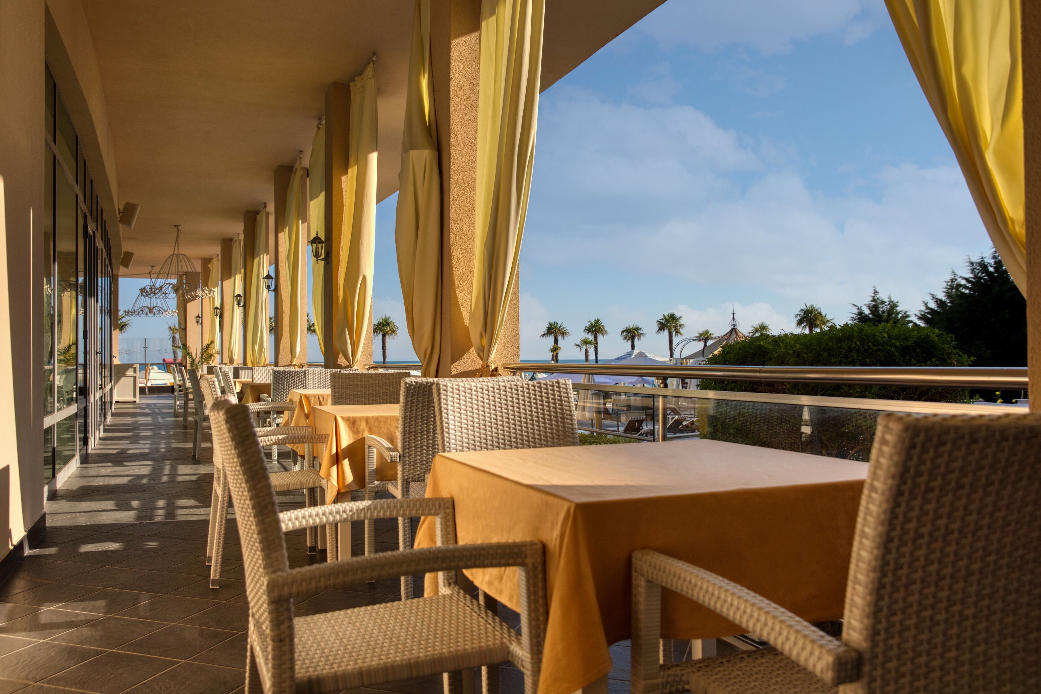 Sandy Bay Hotel, Elenite