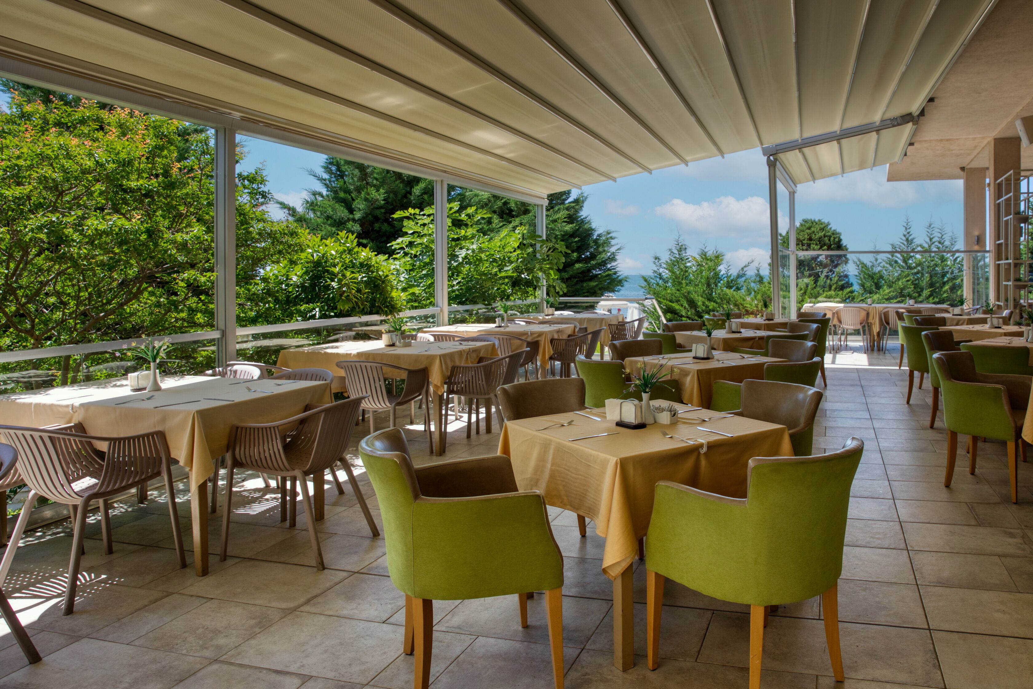 Sandy Bay Hotel, Elenite